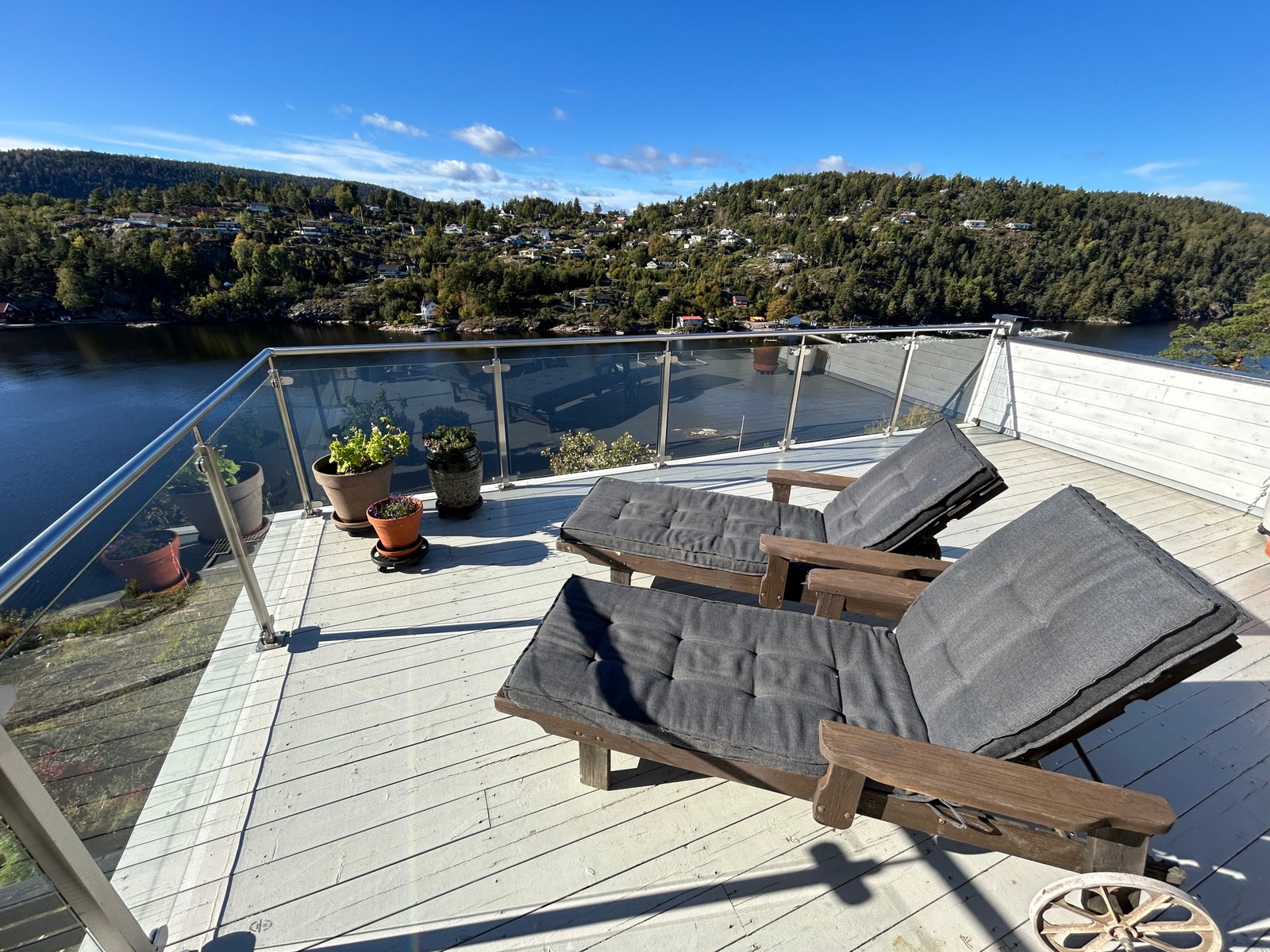 50 kvm terrasse med solsenger, spisebord og grill. Sol fra 11-22. Galleribilde