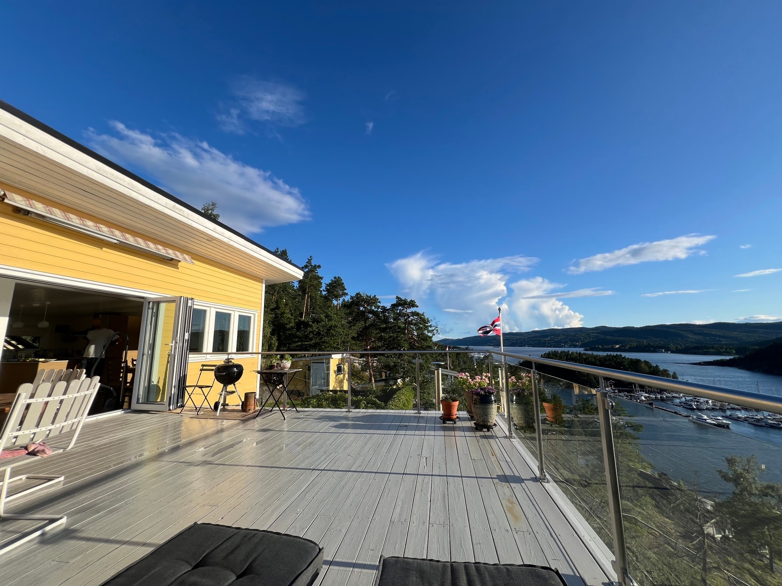 Hytta sett fra terrassen Galleribilde