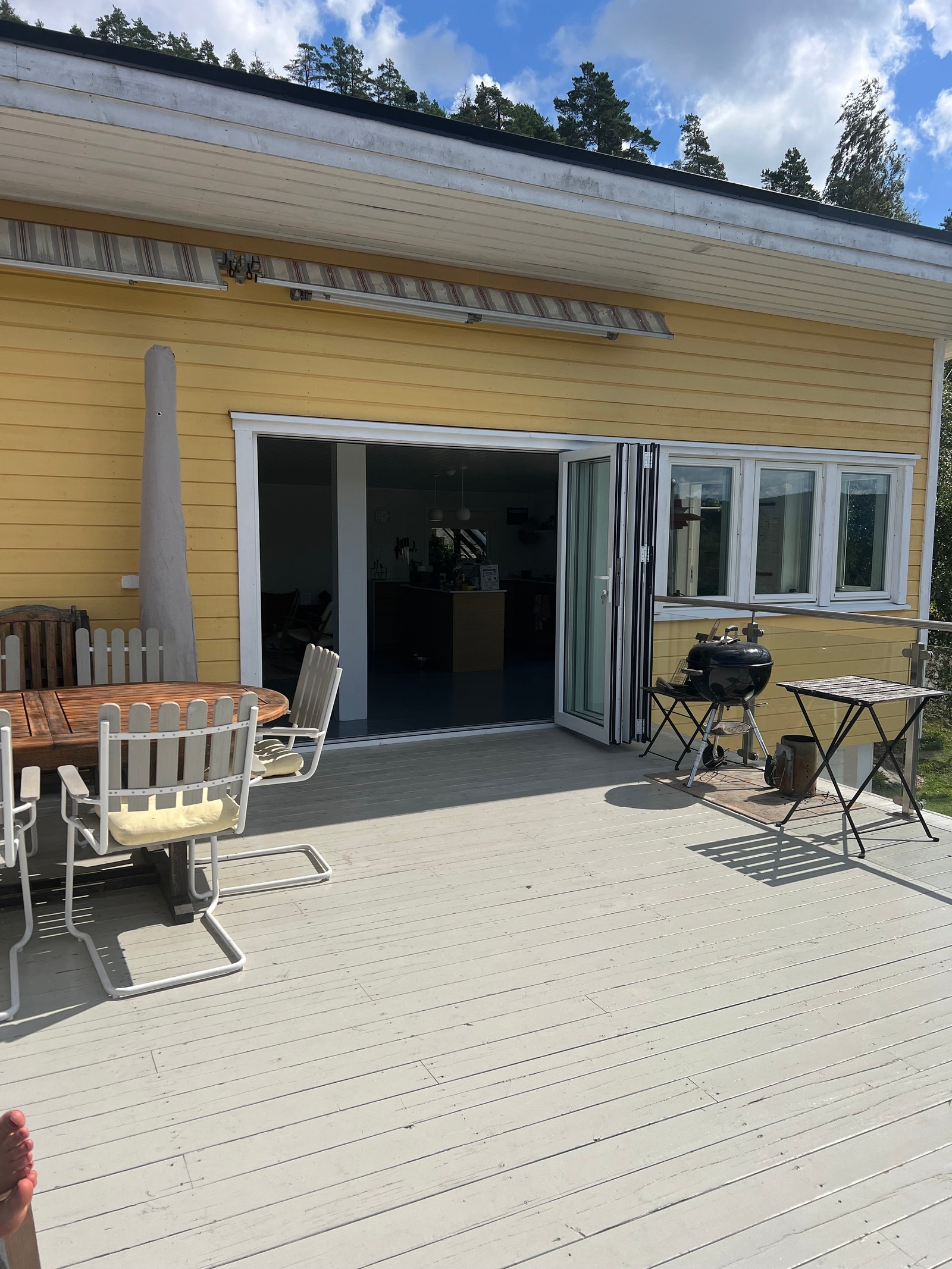 Hytta sett fra terrassen Galleribilde