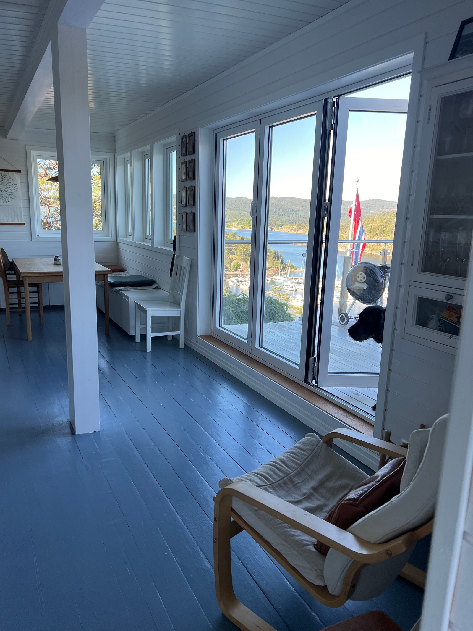 Foldedørene kan åpnes helt opp mot terrassen Galleribilde