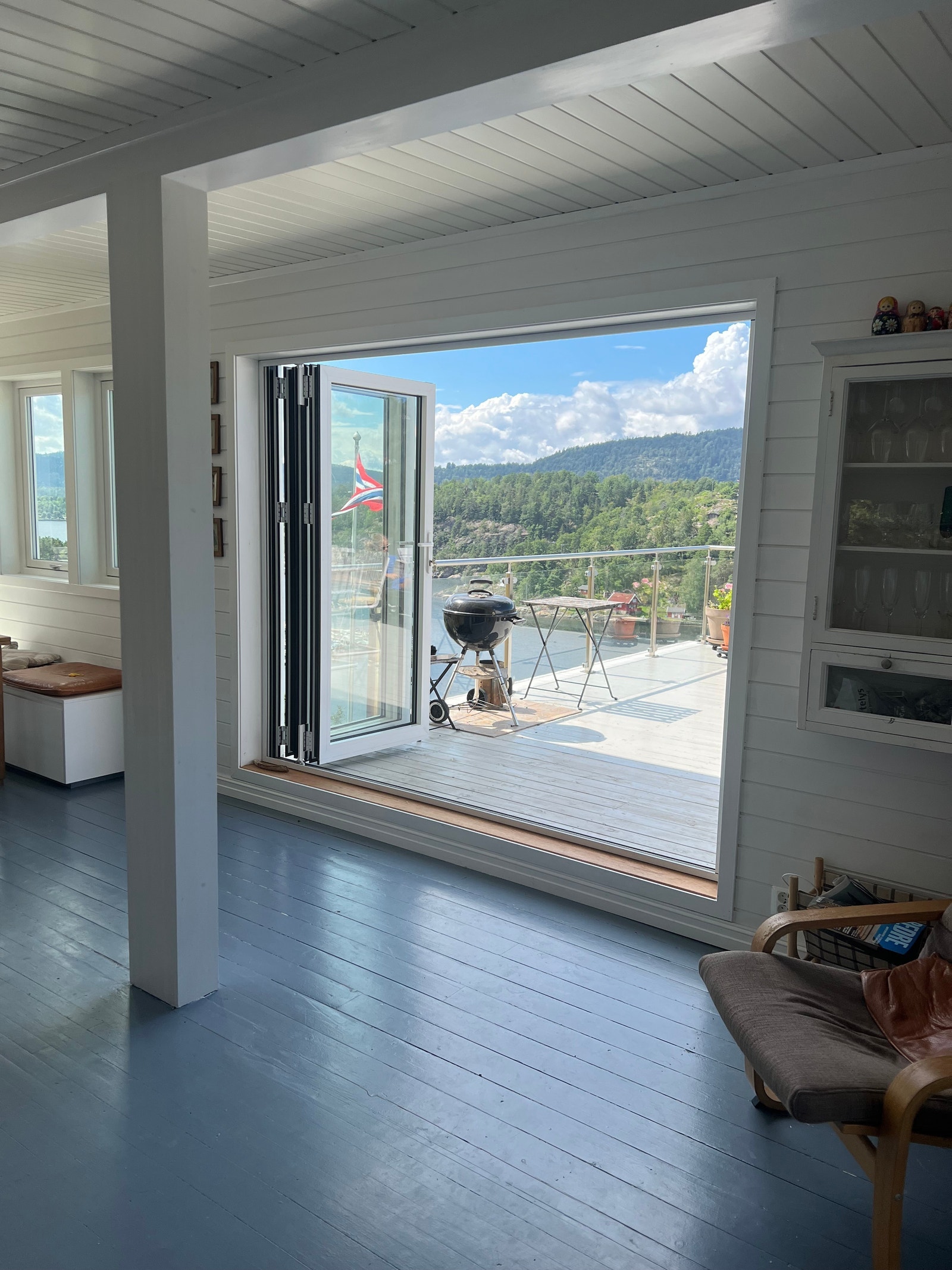 Foldedørene kan åpnes helt opp mot terrassen Galleribilde