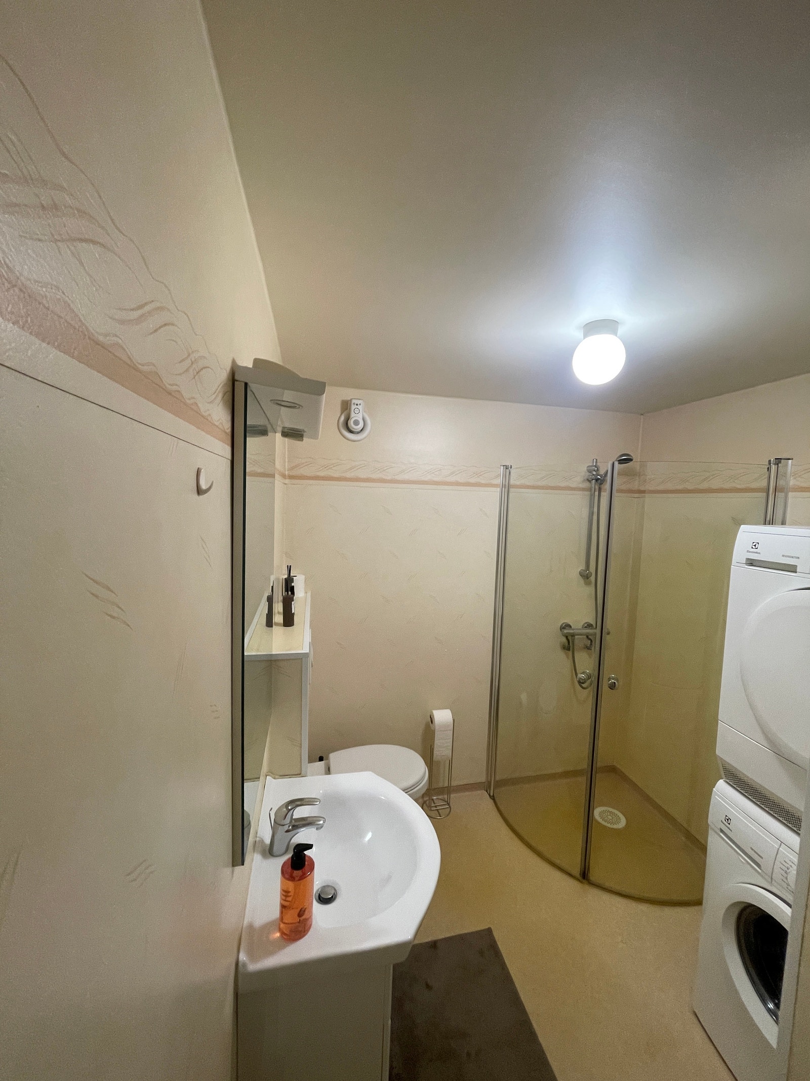 Bathroom with washing machine and Drier Galleribilde