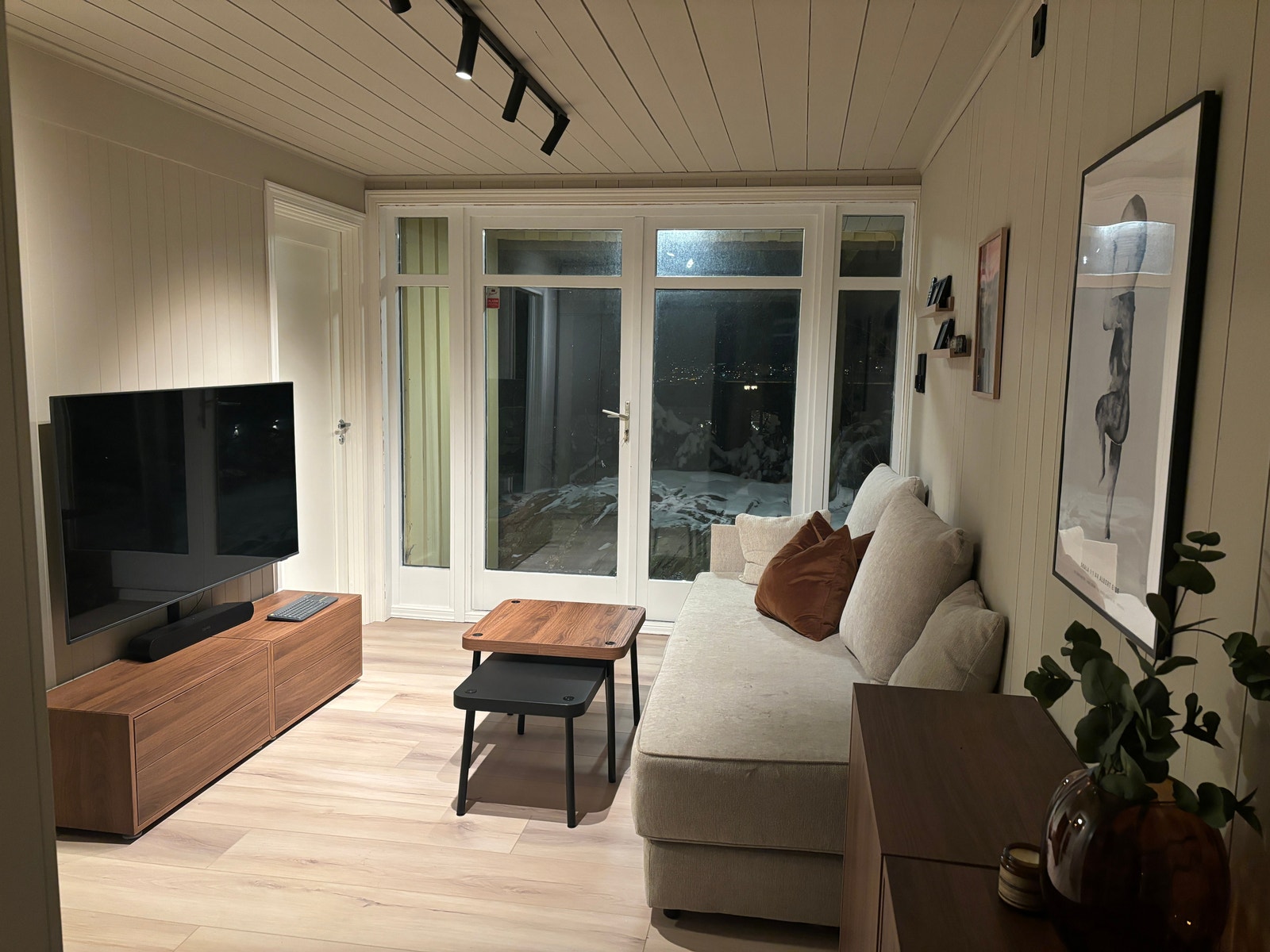 Kjellerstue. Sofa er sovesofa. Inngang til soverom 5 (dobbeltseng) Galleribilde