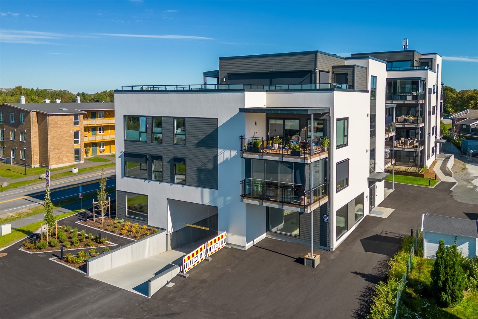 Fasade mot syd. Det er innkjøring til felles p-kjeller for alle bygg fra bygg A. Galleribilde