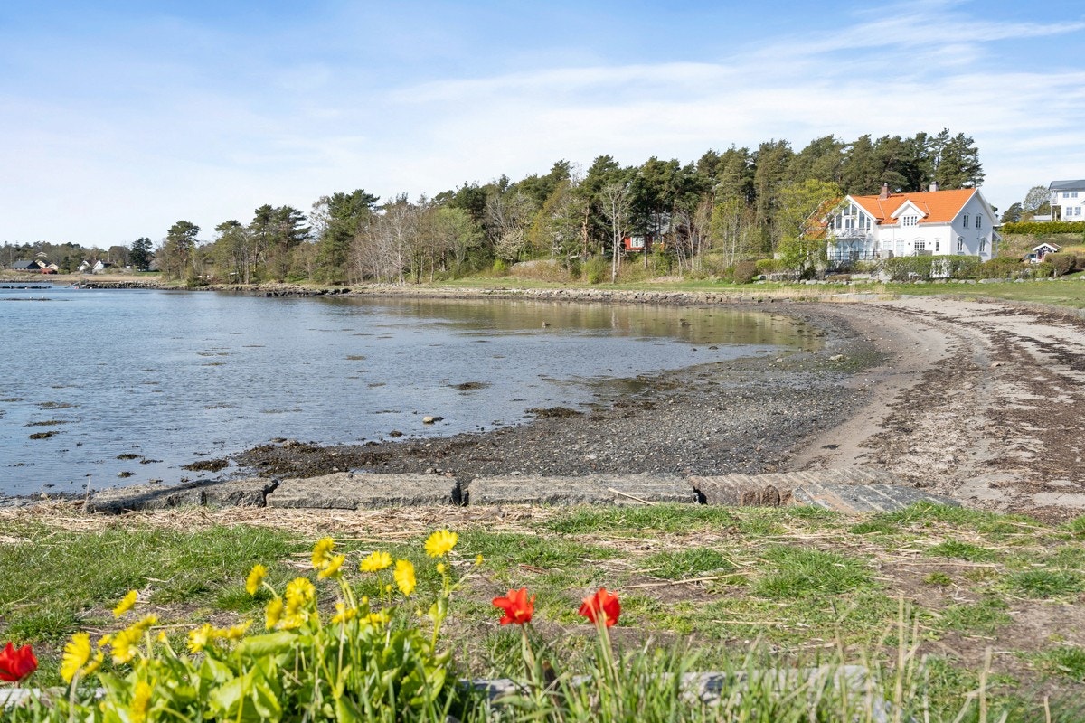Fra Tjøllingtunet er det kort vei til flotte strender og turområder. Dette bildet er fra Bjønnesstranda. Galleribilde