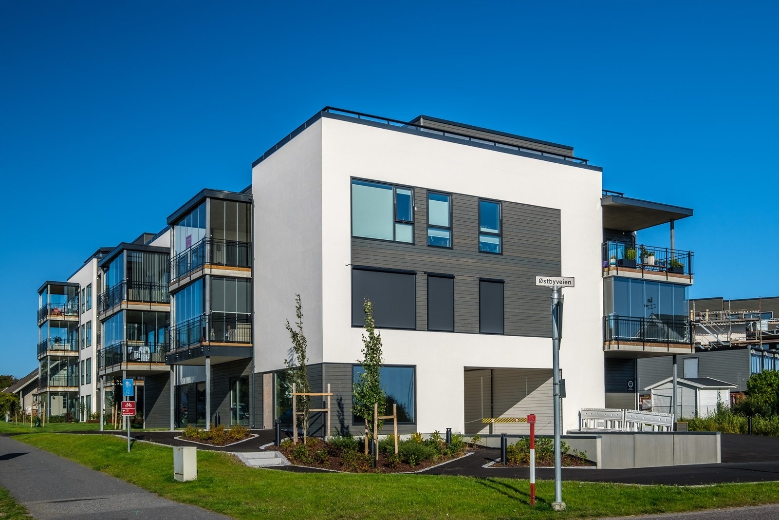 Byggene sett fra innkørsel til Østbyveien. Flott stilren arkitektur Galleribilde