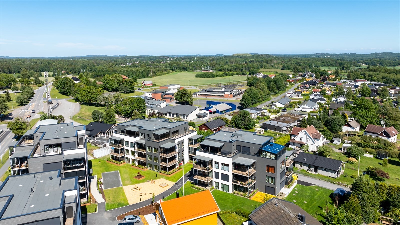 Dronefoto over bygg C og d samt borettslagets fellesarealer Galleribilde