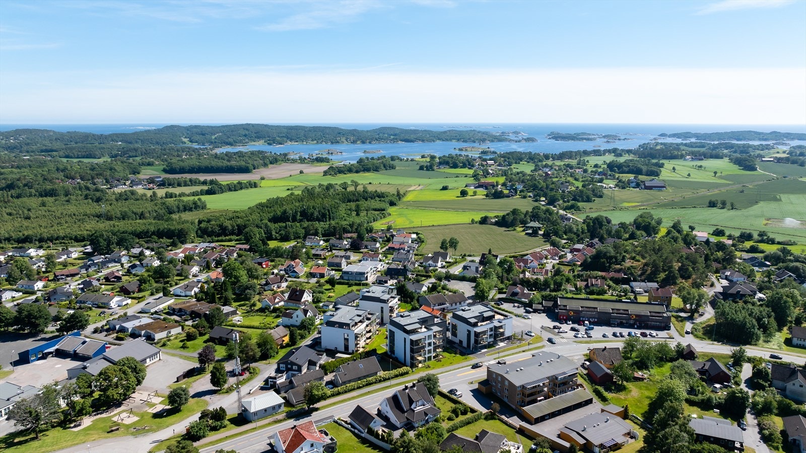 Boligene har en flott sjønær beliggenhet Galleribilde