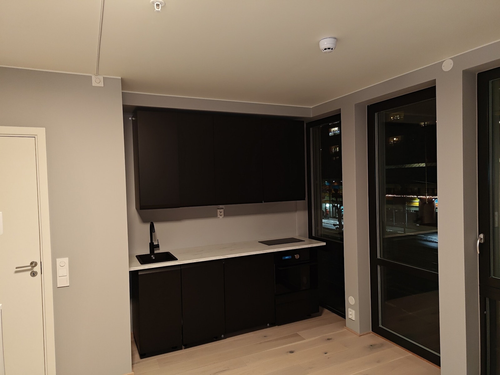 Nytt kjøkken med alle hvitevarer Galleribilde