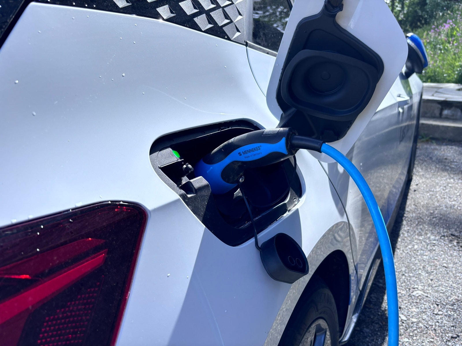 Leiligheten kommer med parkeringsplass og mulighet for å lade el-bil Galleribilde