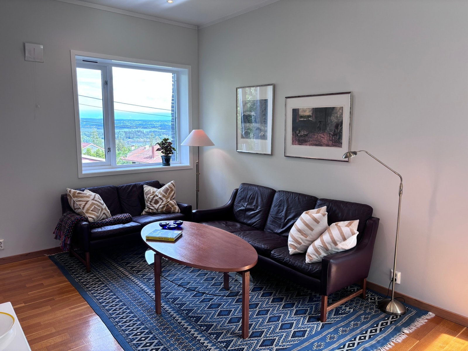 Sittegruppe med mulighet for tv og sterioanlegg. Møblert med skinnsofaer Galleribilde