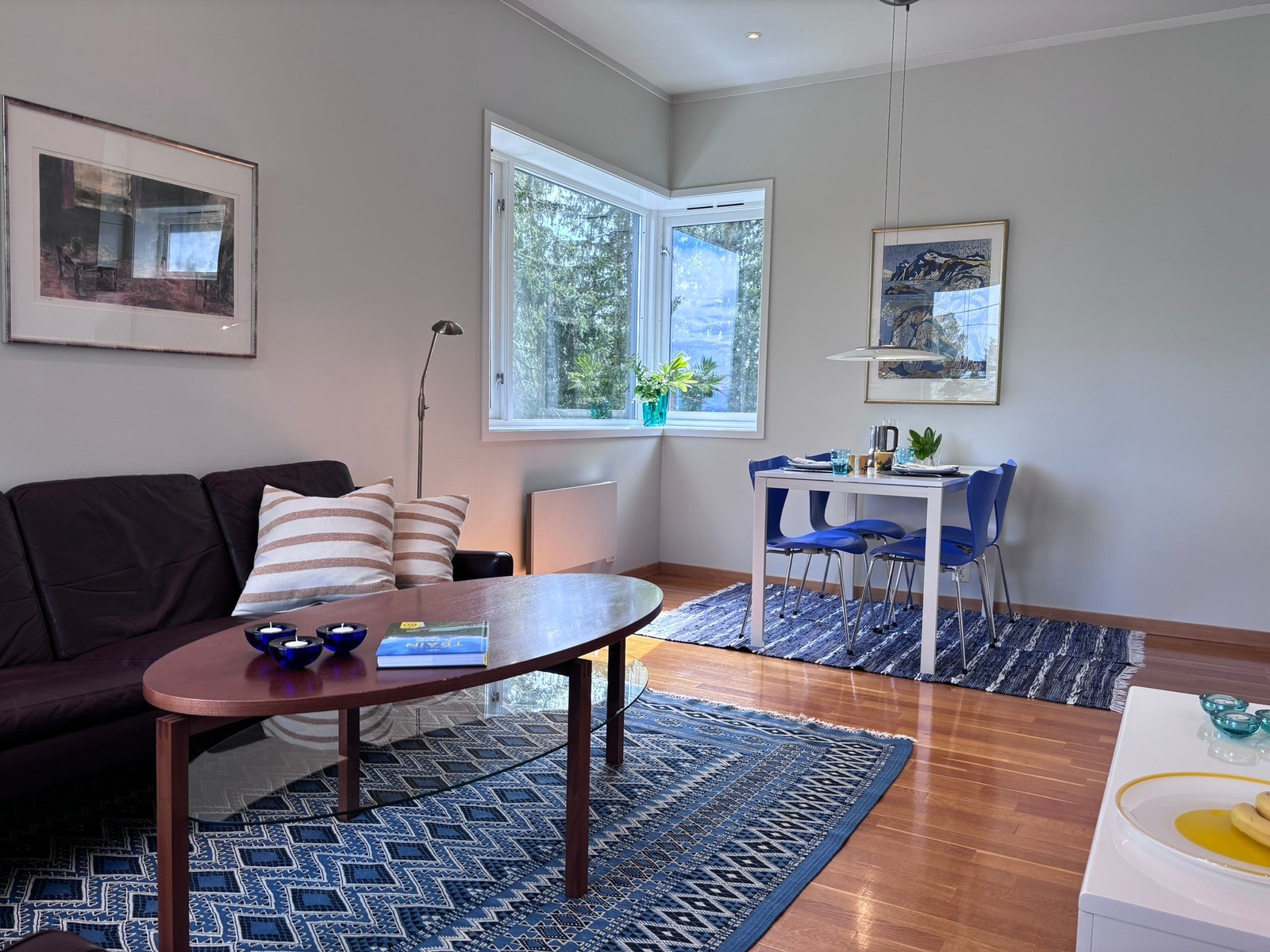 Lys leilighet, med stue, spisestue og utsikt til trær og rolig grøntareal Galleribilde