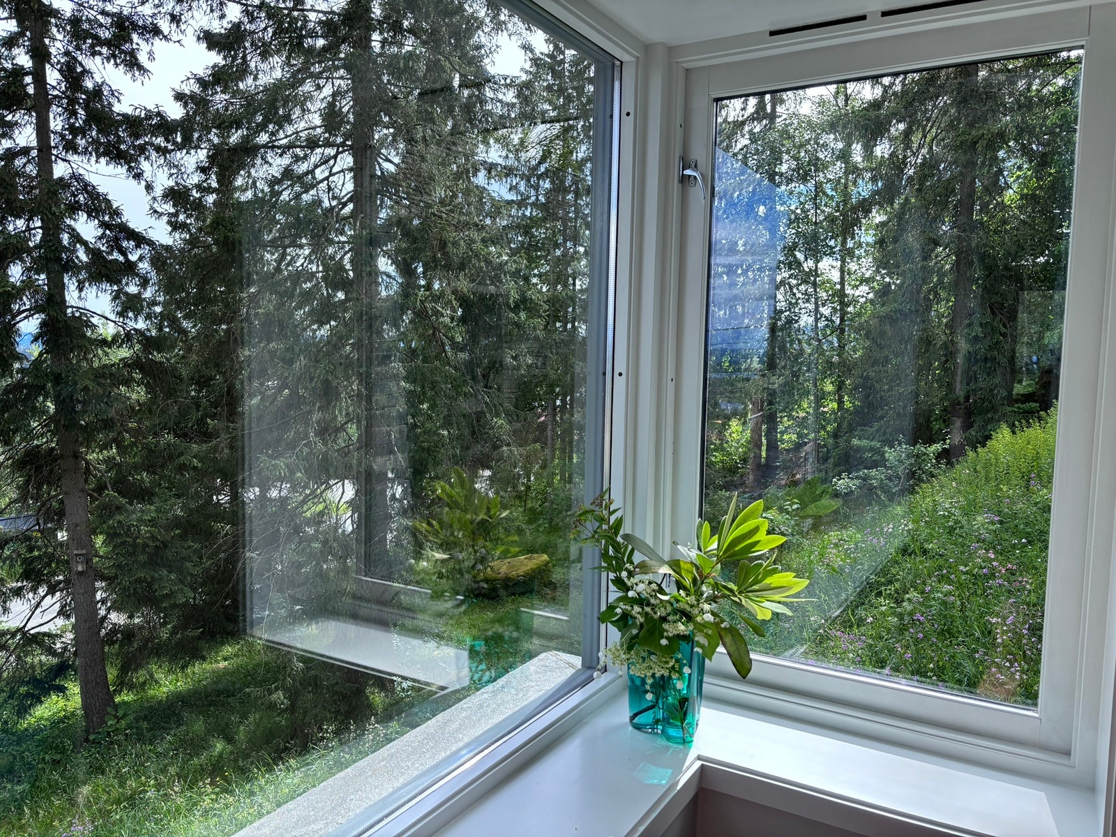 God ustikt fra spisebord til stille og rolig hage Galleribilde