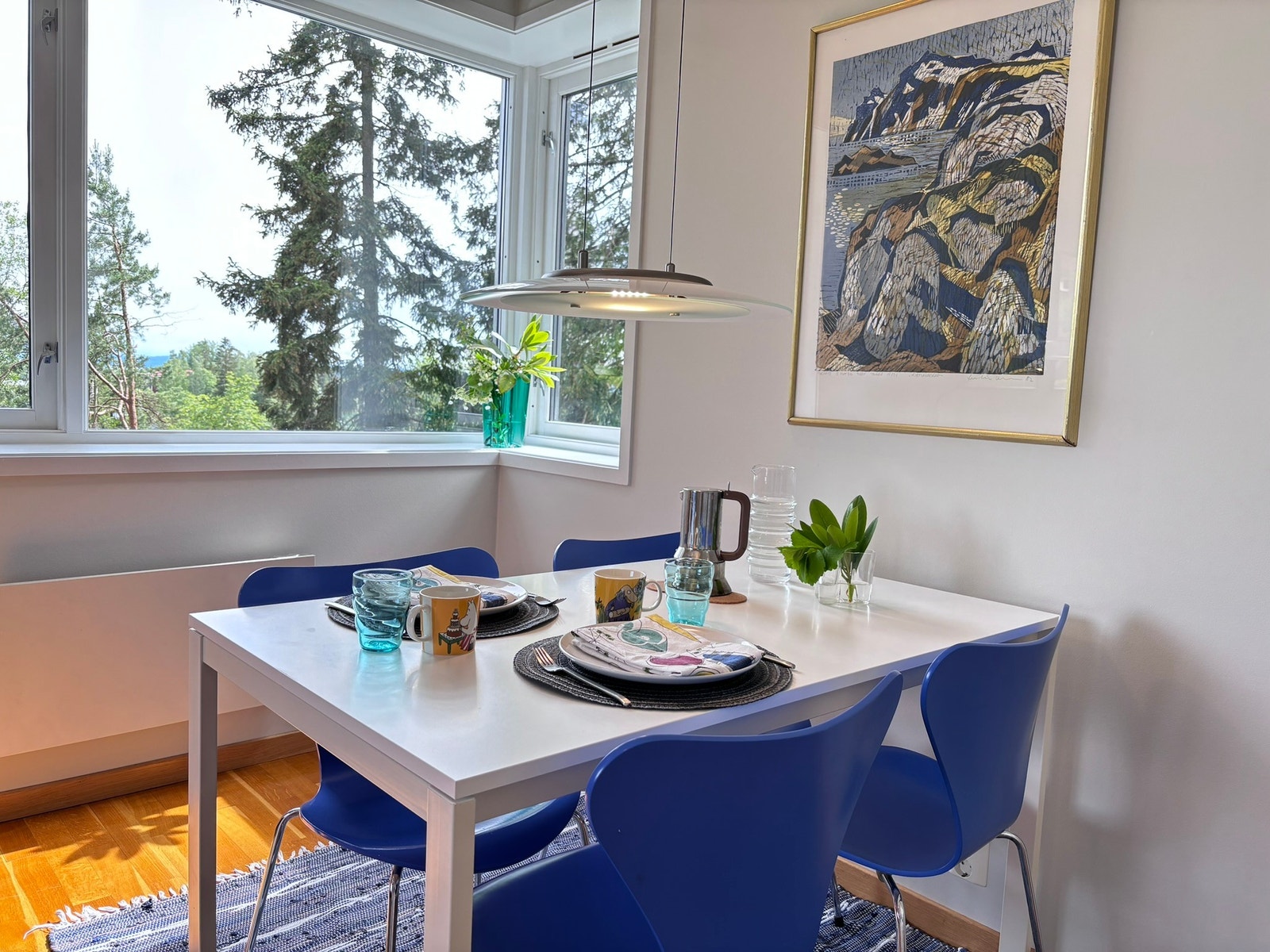 Spisebord med designmøbler Galleribilde