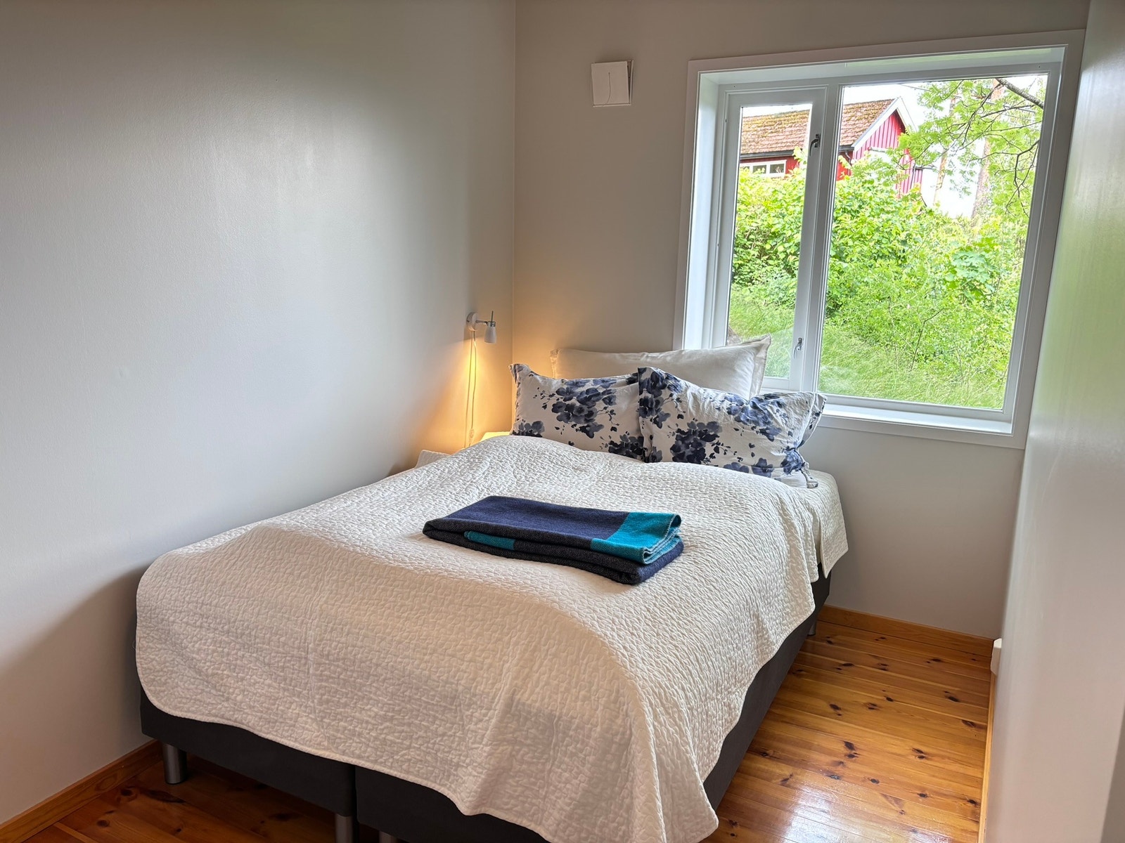 Hovedsoverom, med god plass til garderobeløsning og dobbeltseng Galleribilde