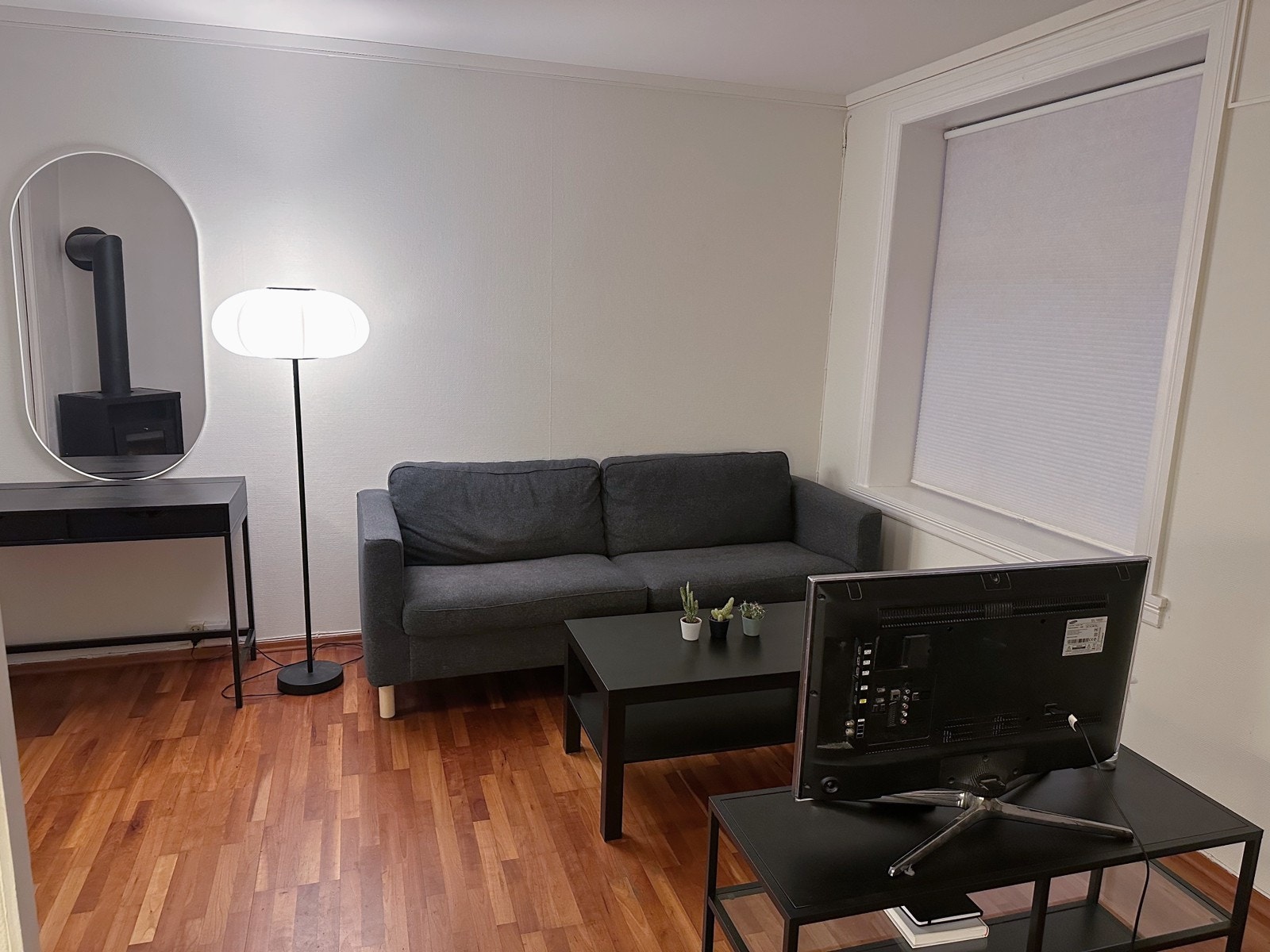 Stor sofa med bord og Tv Galleribilde