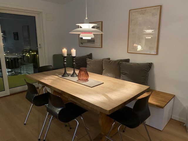 Spisebord med benk Galleribilde