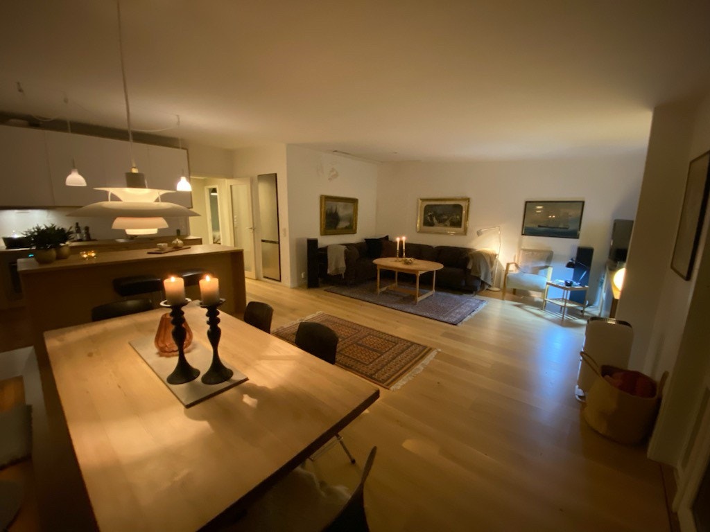 Stor og hyggelig stue med kjøkken og øy Galleribilde