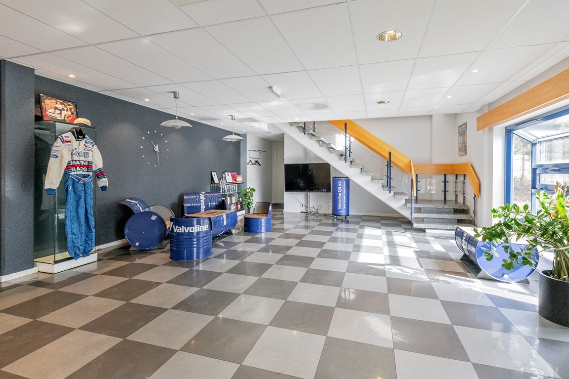 Felles ingangspart med dør inn til lageret og trapp opp til felles kjøkken/spieserom Galleribilde
