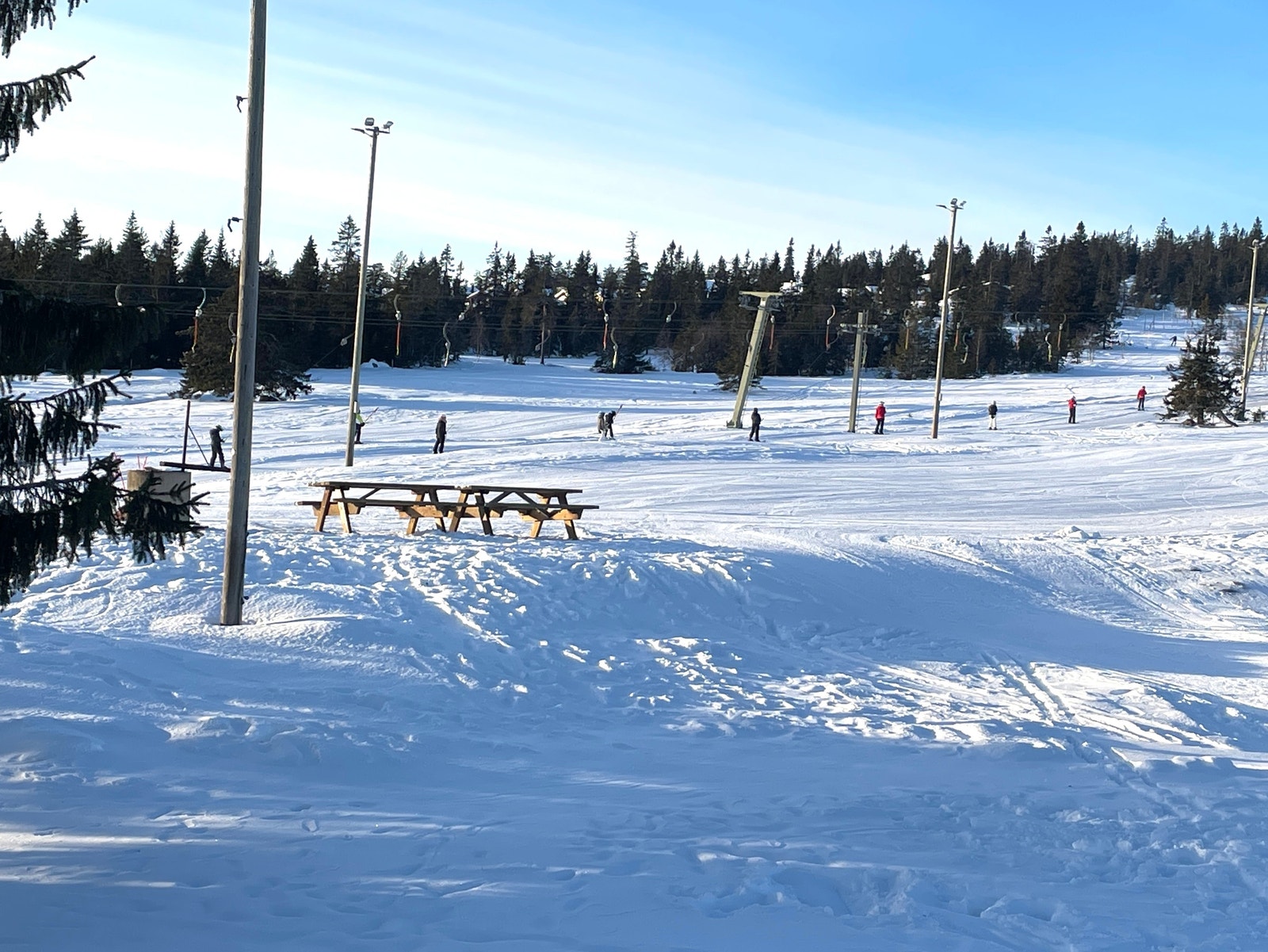 Skitrekk ,og sitteplasser ved bakken Galleribilde