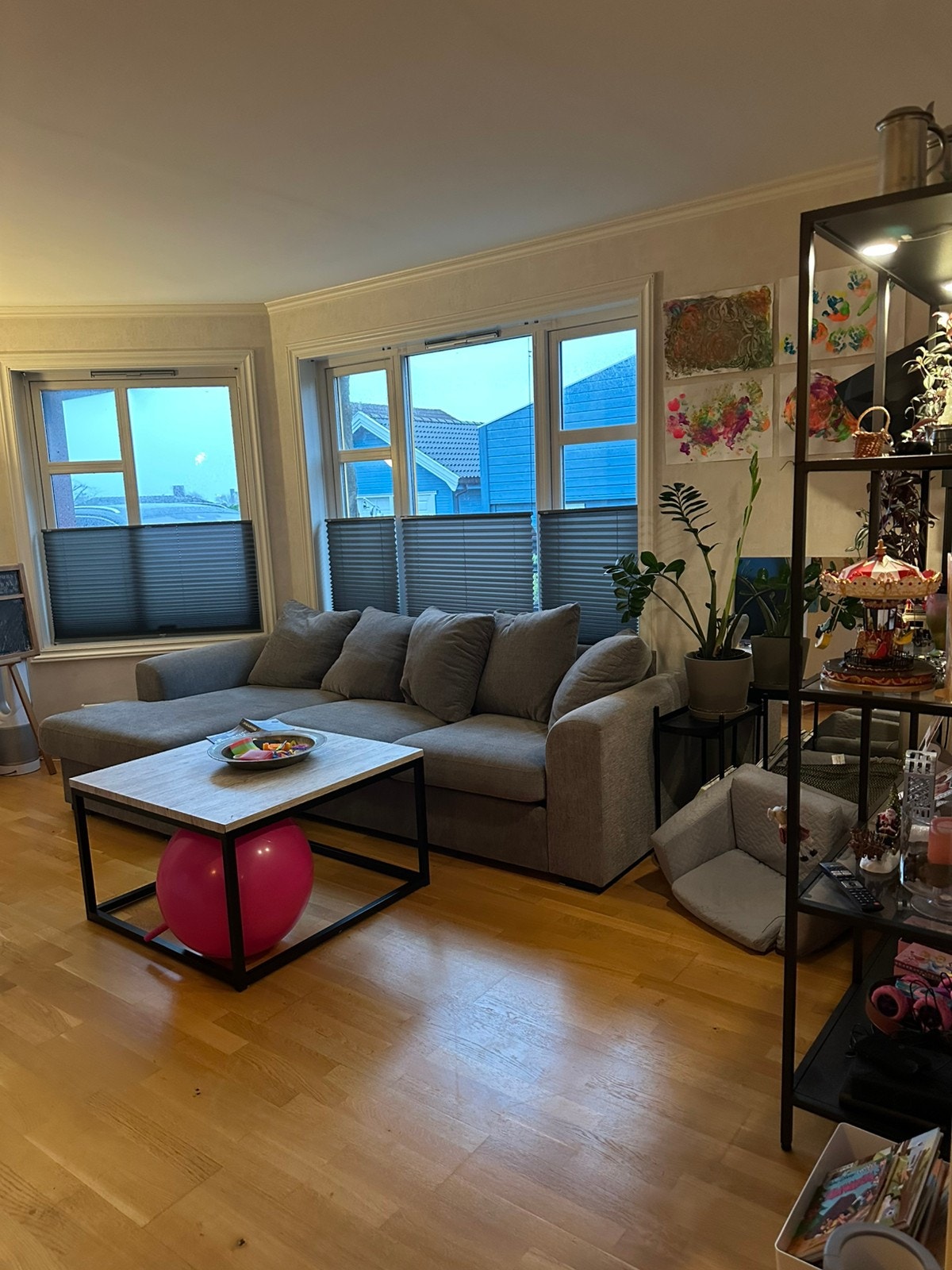 Stuen innredet av tidligere leieboer. Her med plissegardinene. Møbler følger ikke. Galleribilde