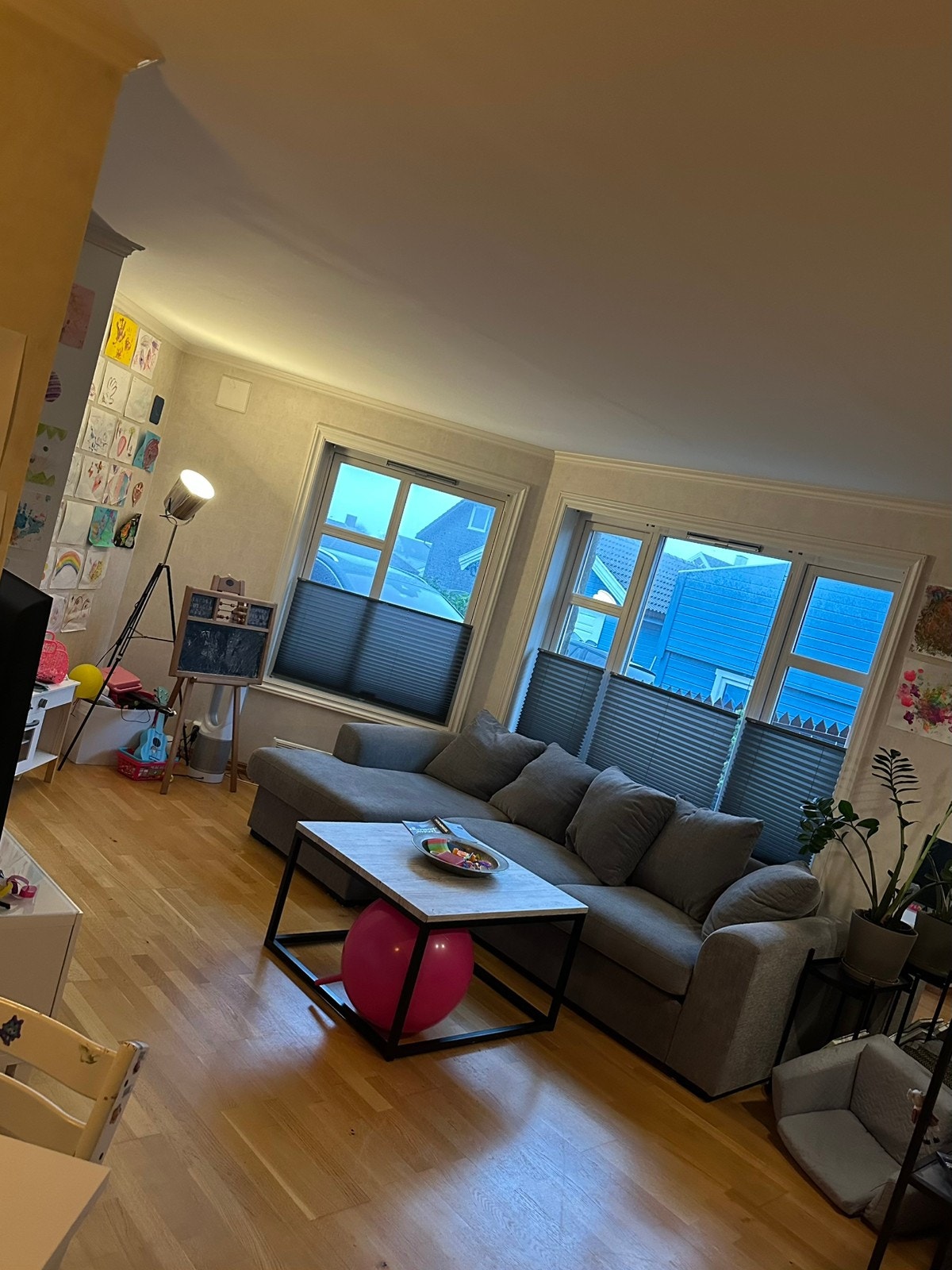 Stuen innredet av tidligere leieboer. Møbler følger ikke. Galleribilde