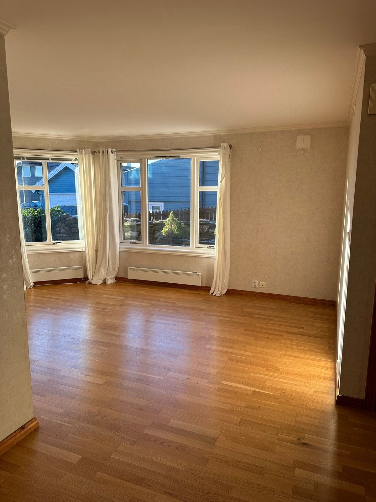 Stuen. Gardiner på bilder er i dag byttet ut med plissegardiner. Galleribilde