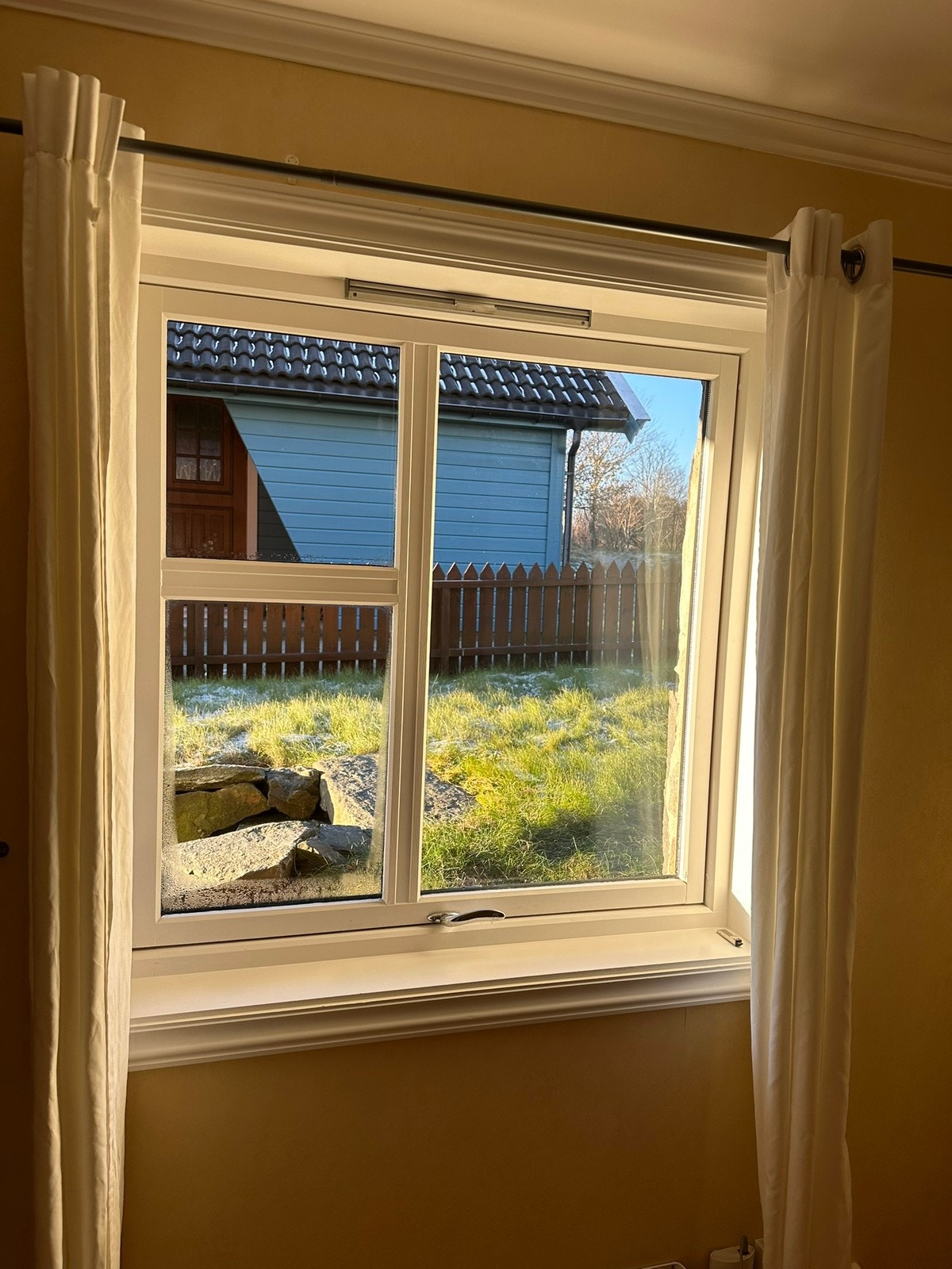 Vindu fra soverom med utsikt til egen hageflekk Galleribilde