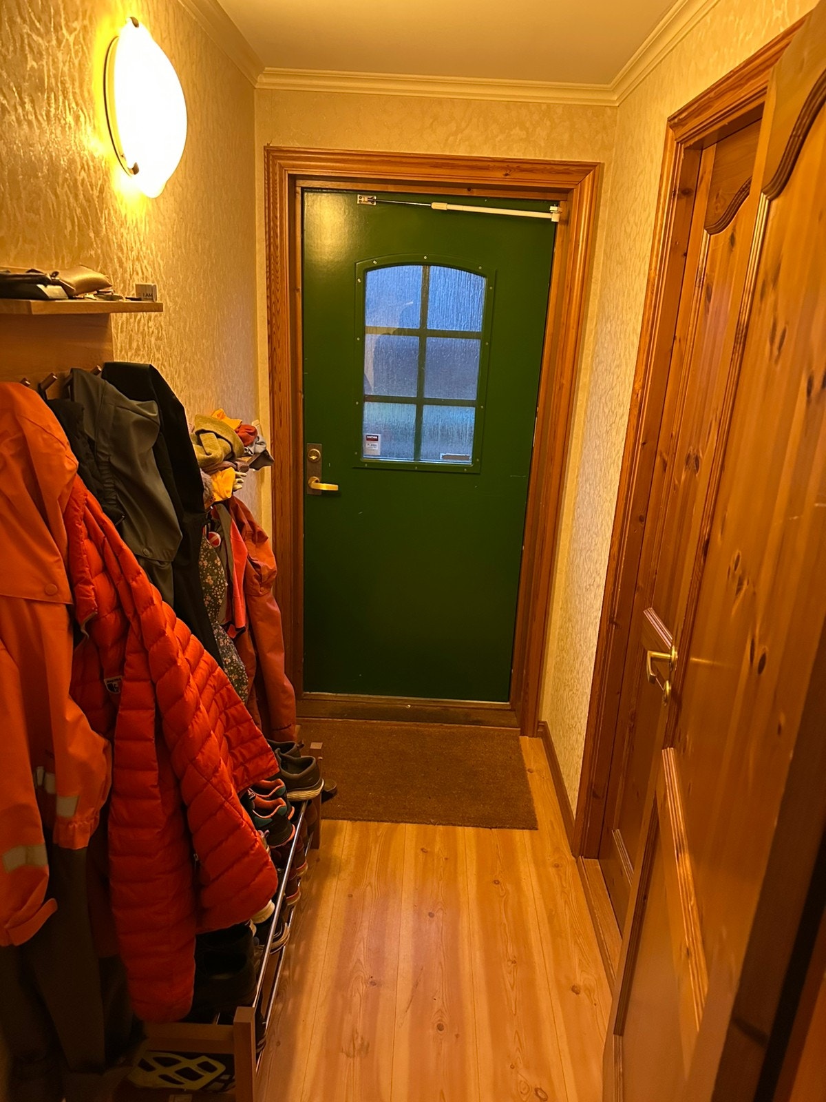 Entré med dør til utgang og soverom nr1 Galleribilde