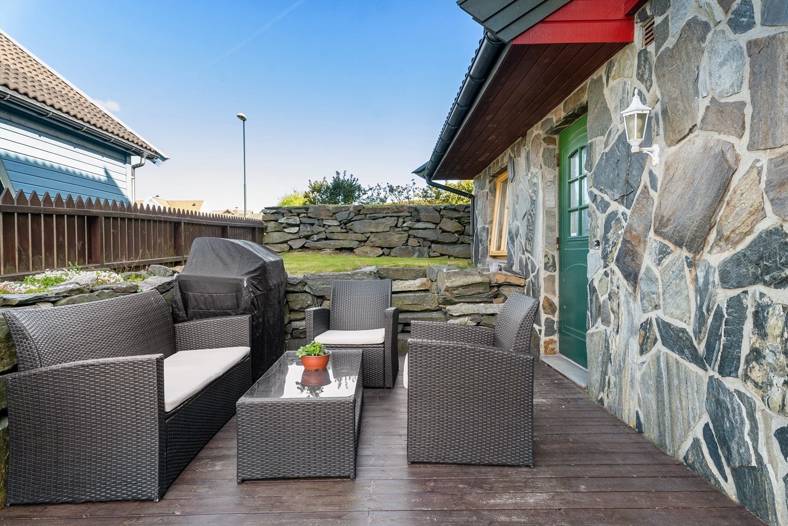 Inngang til leilighet og eget uteområde. (Møbler følger ikke) Galleribilde