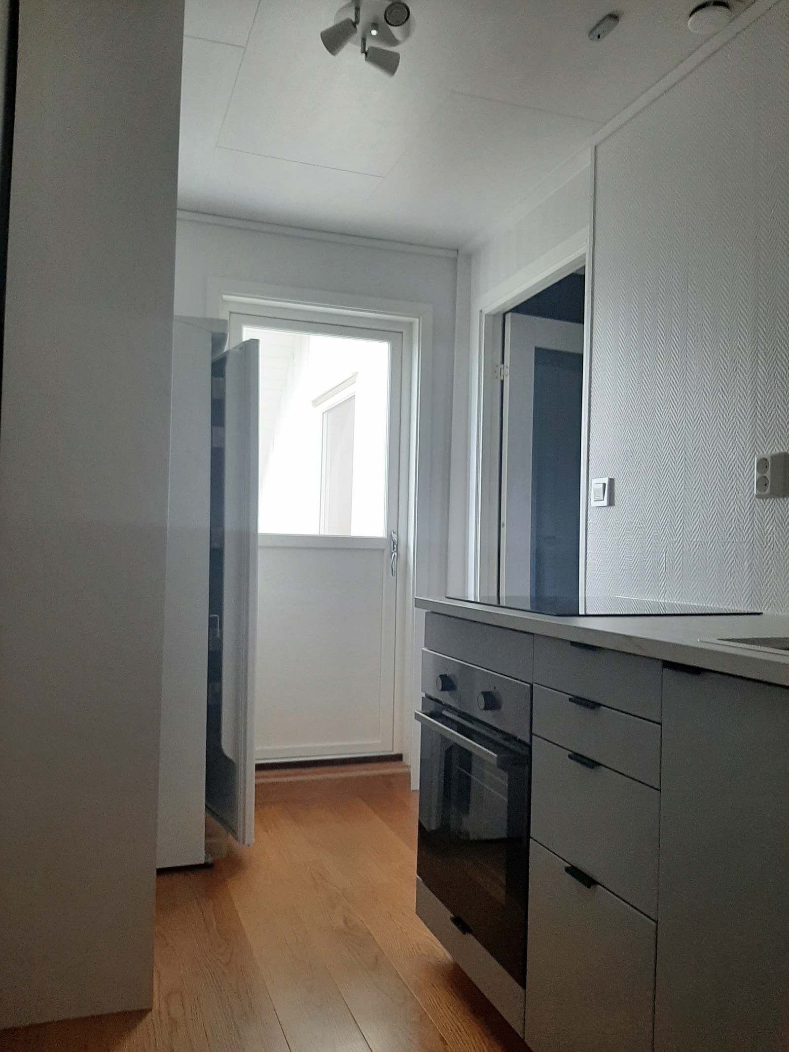 På kjøkkenet inngår blant annet ovn, koketopp og kjøleskap i full høyde Galleribilde