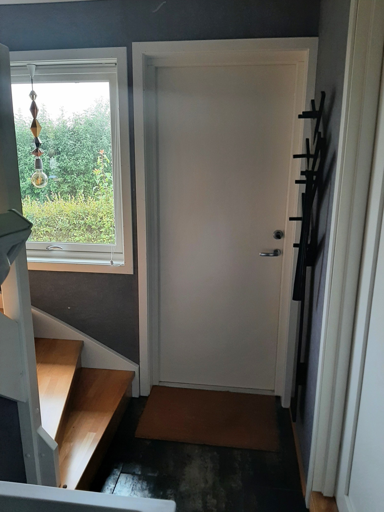 Fra inngangsdøren kommer man inn i gangen og går deretter opp trappen til 2. etasje Galleribilde