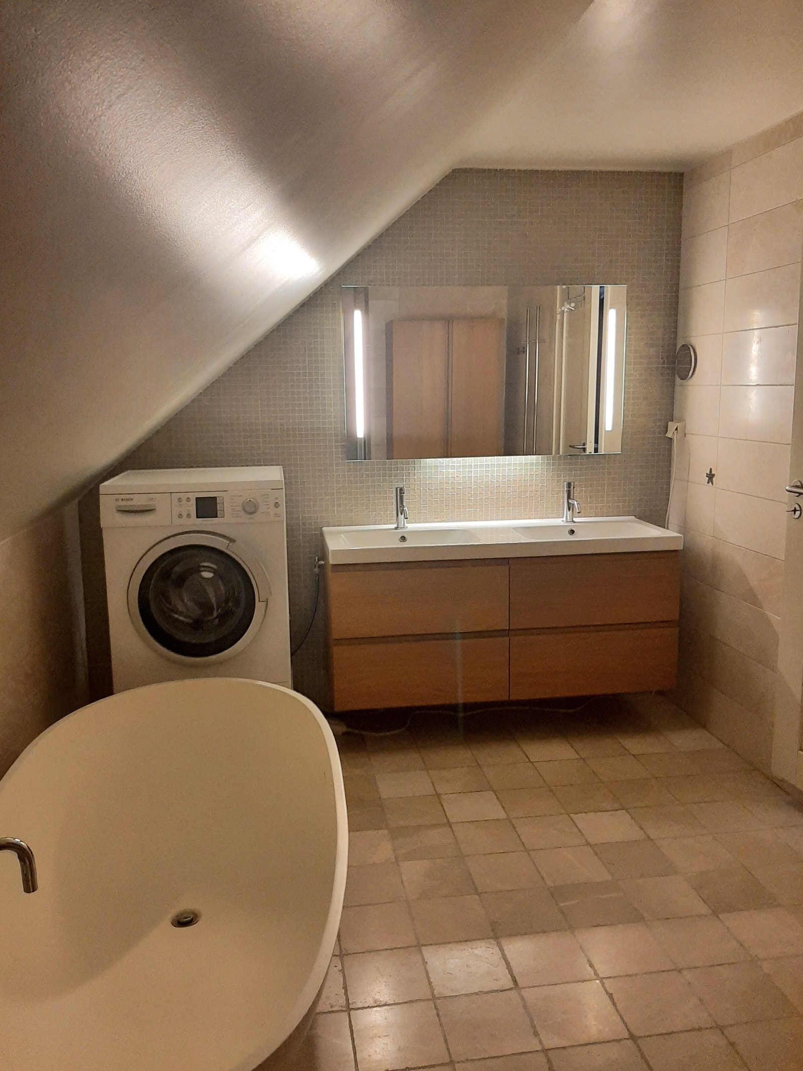 Stort bad på 9 m2 med dobbel vask, dusj og vaskemaskin. Badekaret er ikke i funksjon. Galleribilde