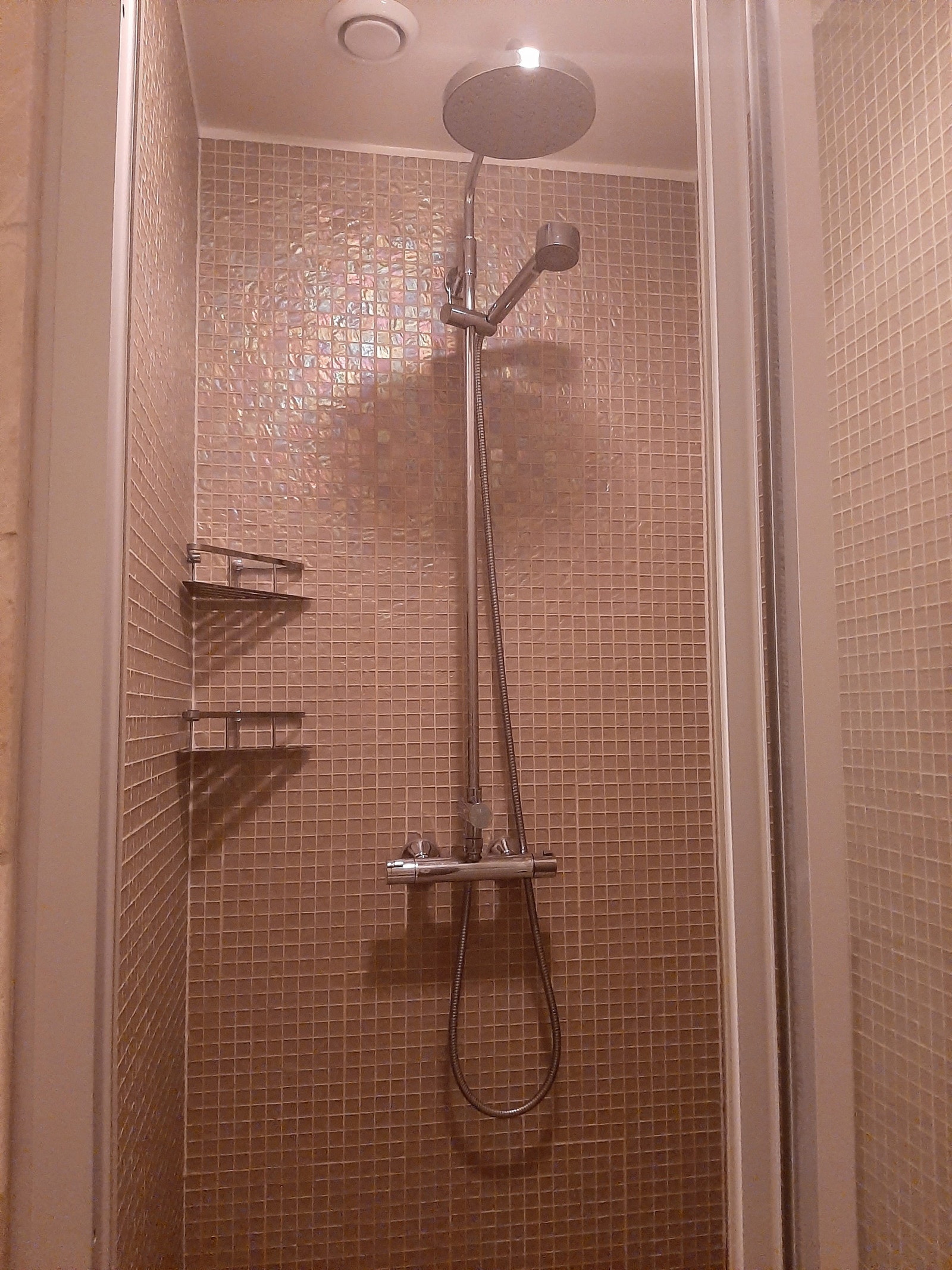 Badet er flislagt og har rainshower dusj Galleribilde