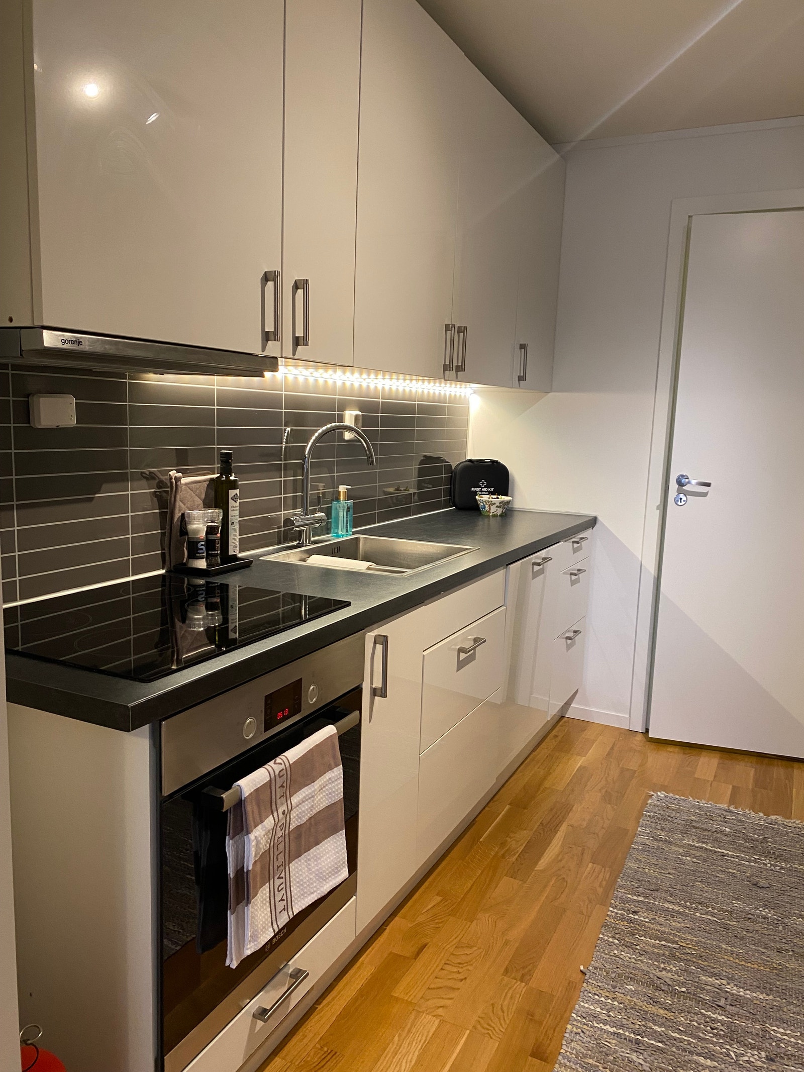 Kjøkken med integrerte hvitevarer, godt med skapplass. Galleribilde