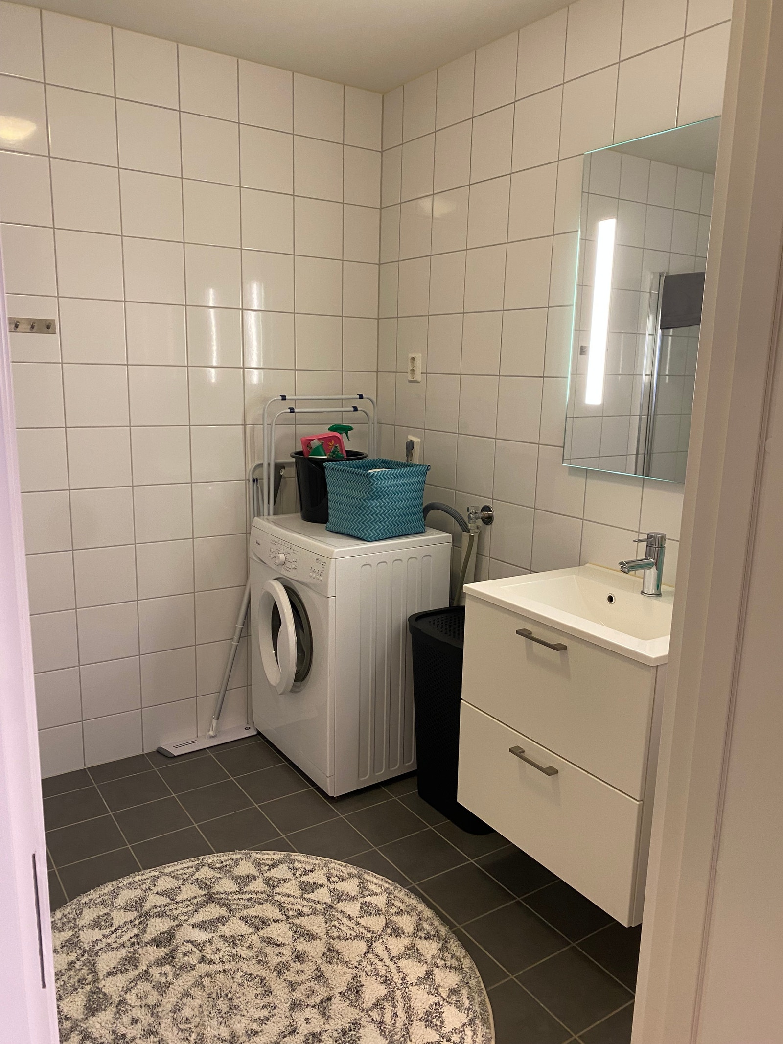 Eget stort bad med vaskemaskin Galleribilde