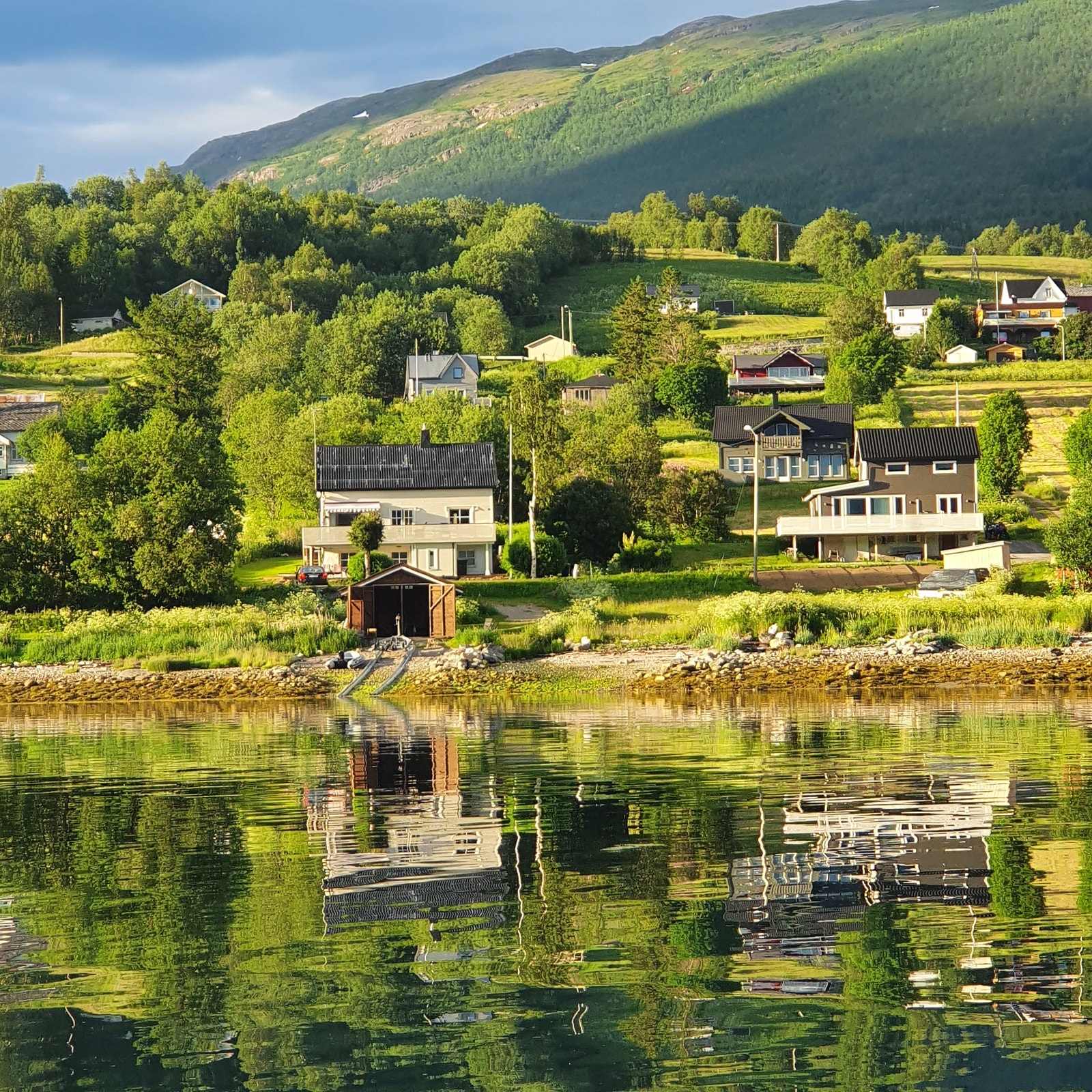 bilde tatt en fin sommerdag fra sjøen Galleribilde