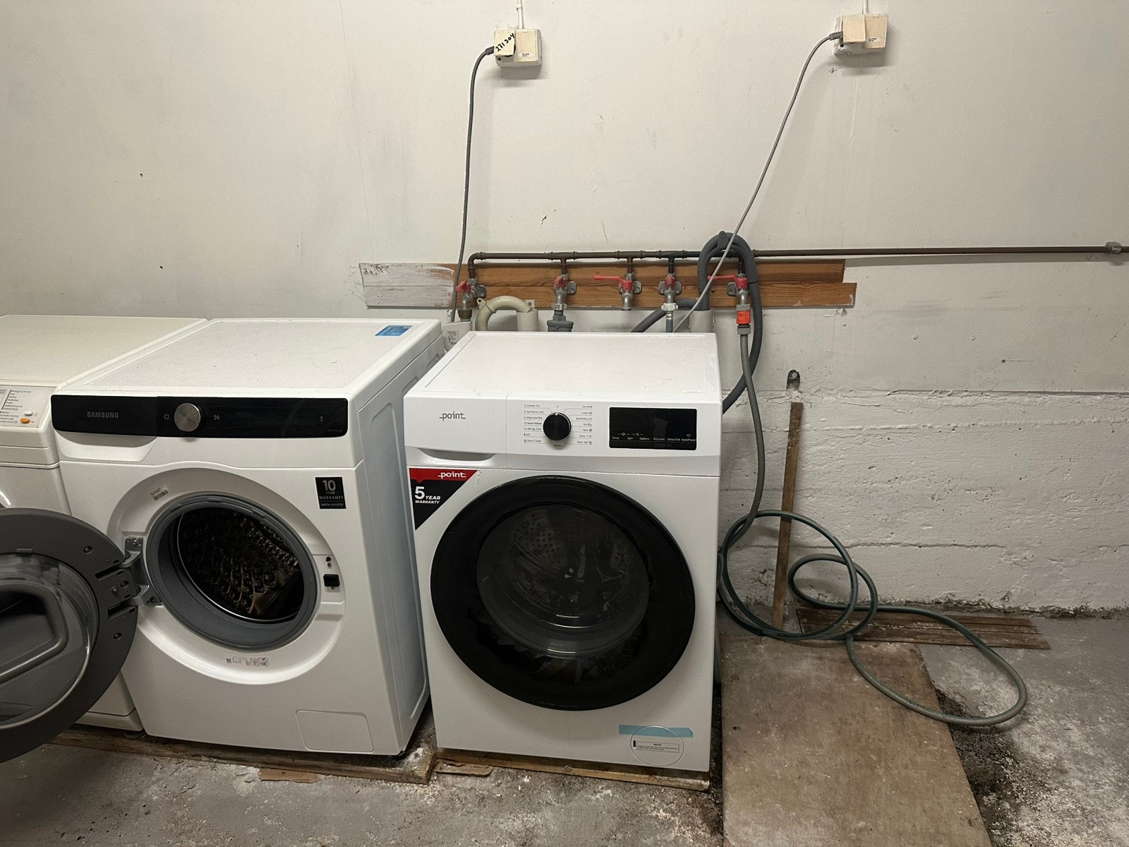 Vaskemaskinen til høyre tilhører leiligheten (lett tilgjengelig) Galleribilde