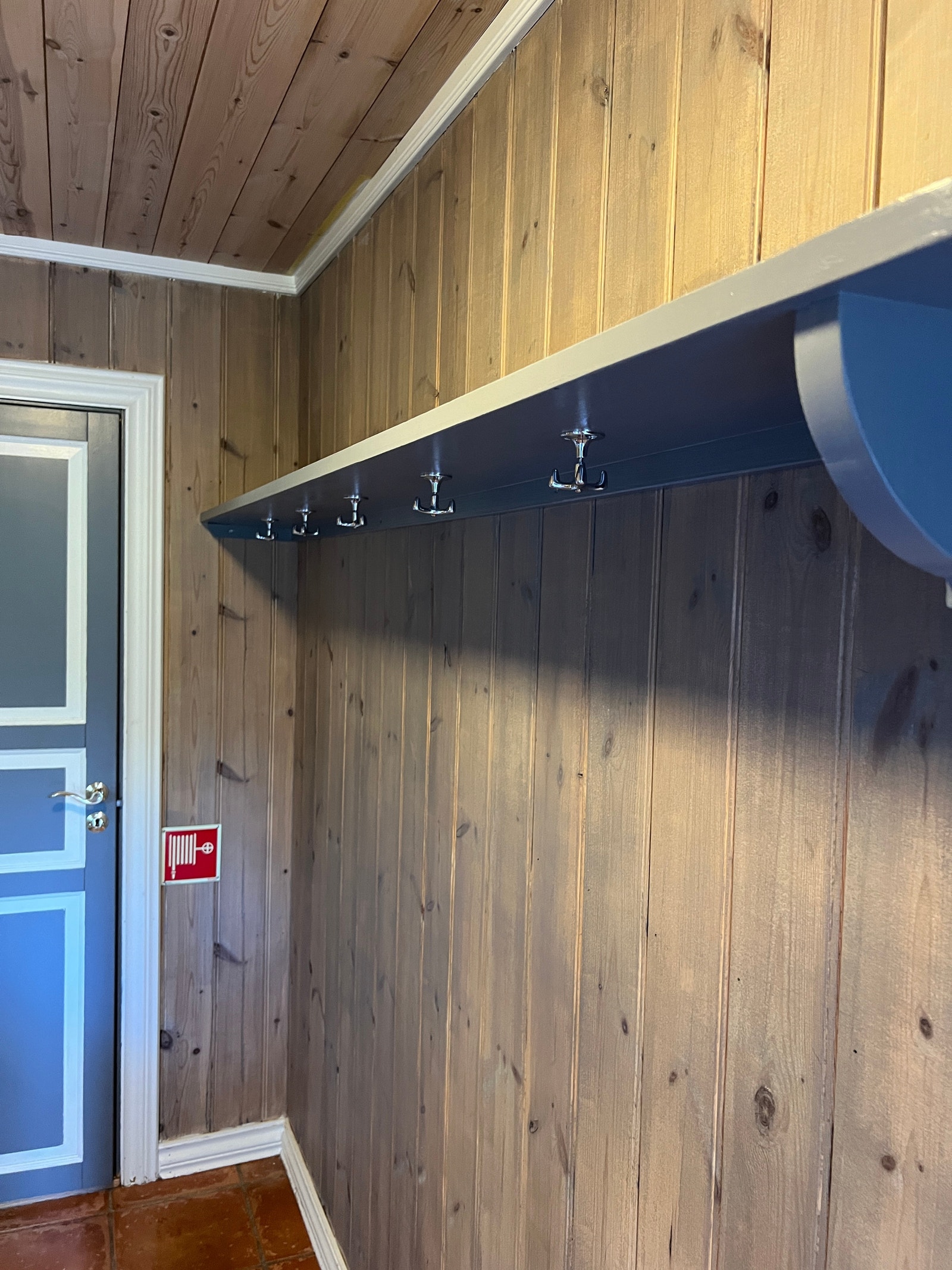 Garderobe ved inngang Galleribilde