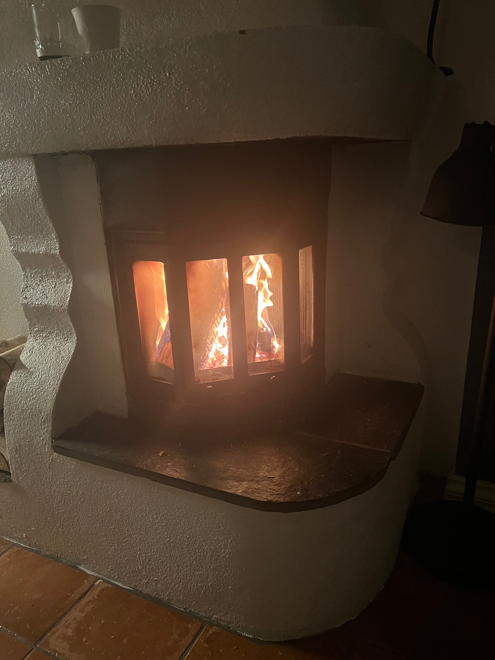 Deilig å varme seg ved peisen etter en skitur Galleribilde