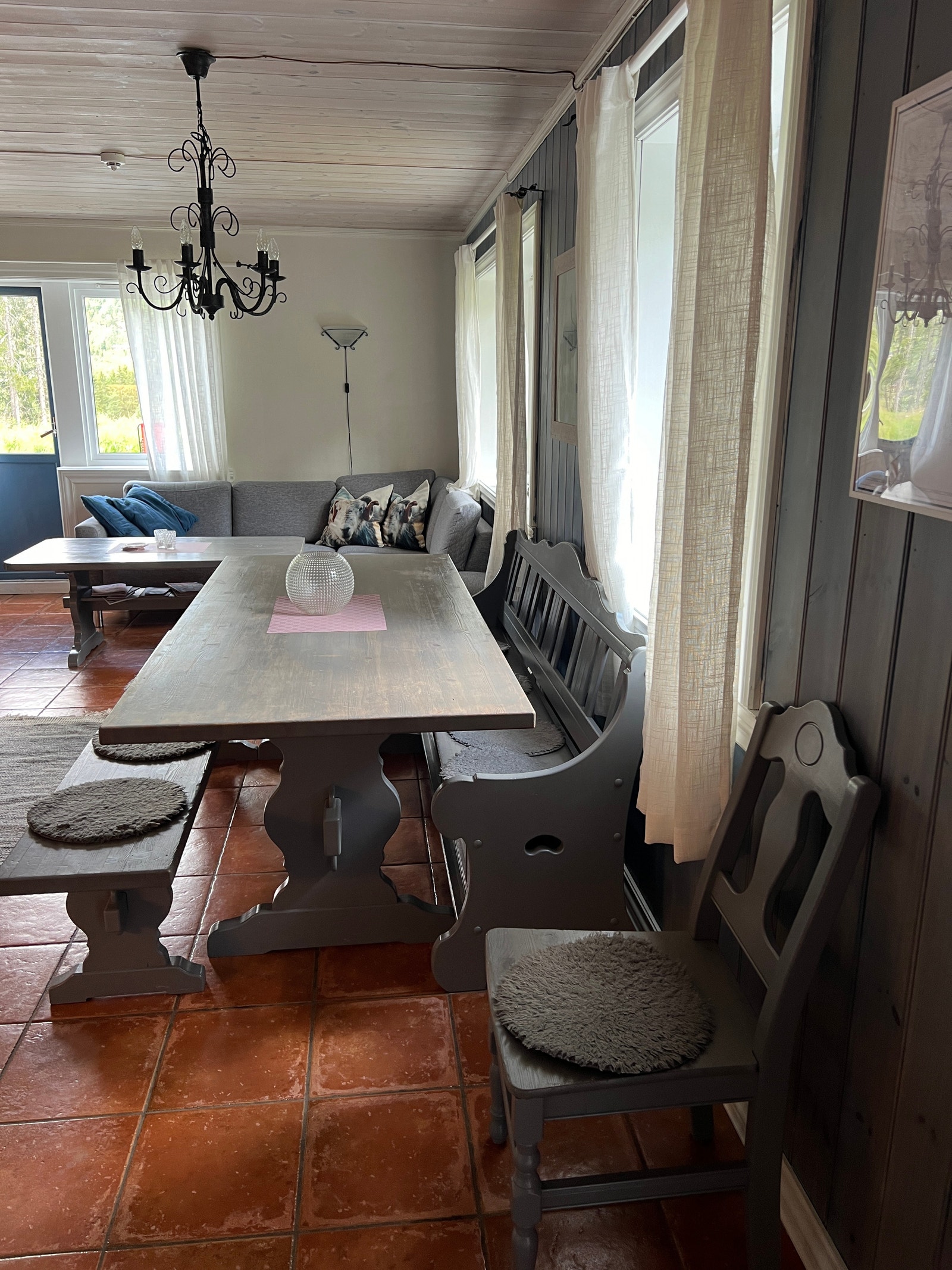 Spiseplass med langbord Galleribilde