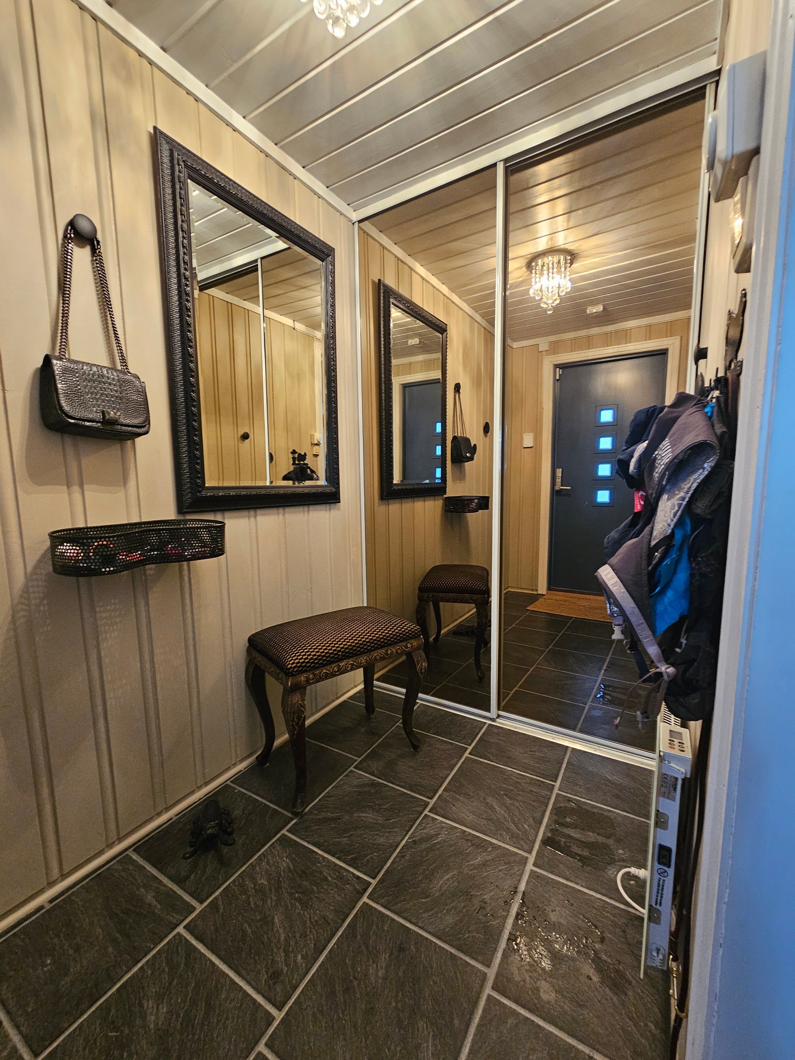 entré med skyvedørsgarderobe Galleribilde