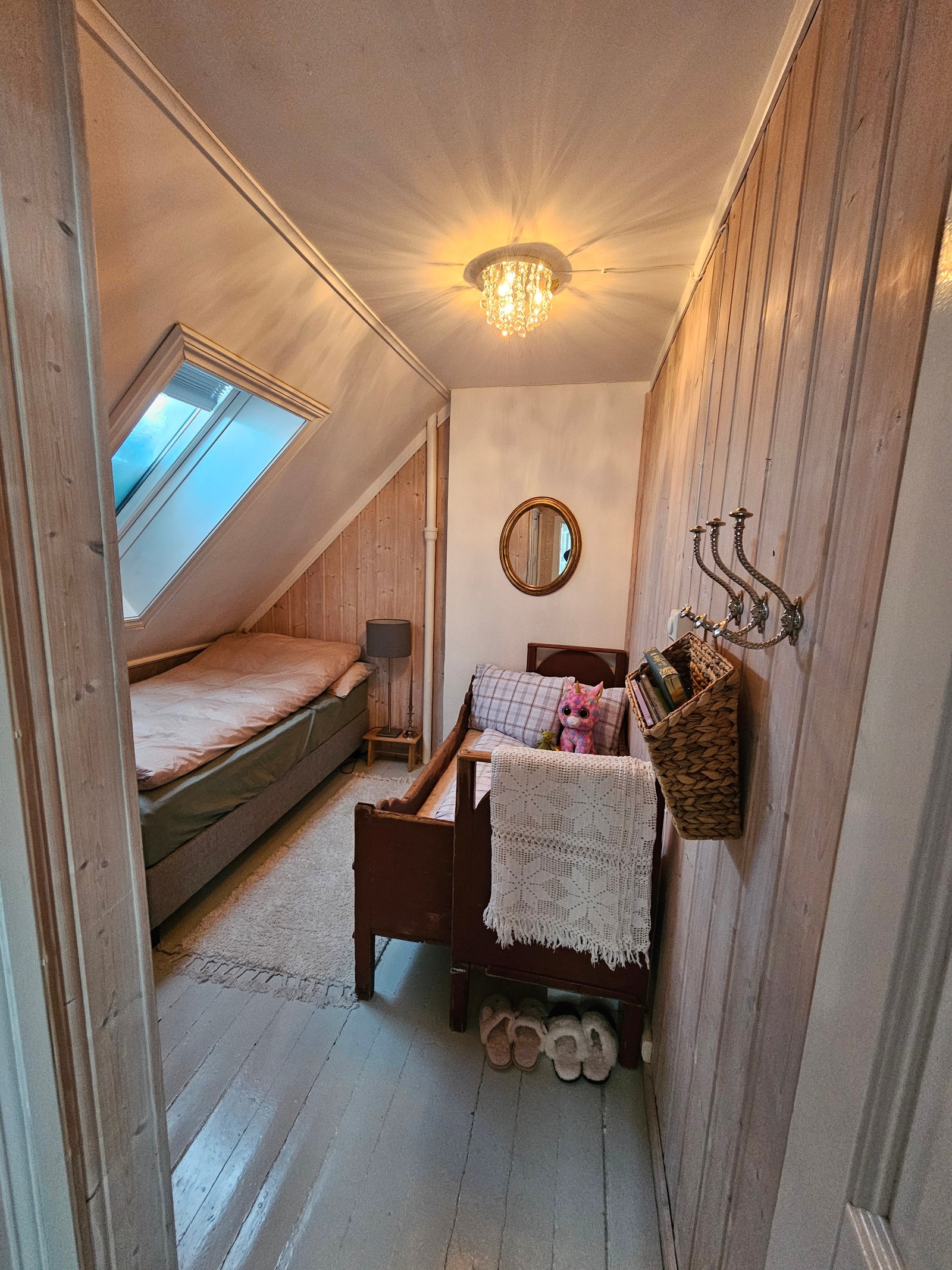 En større enkeltseng er nå på plass og den gamle sengen er fjernet. Galleribilde