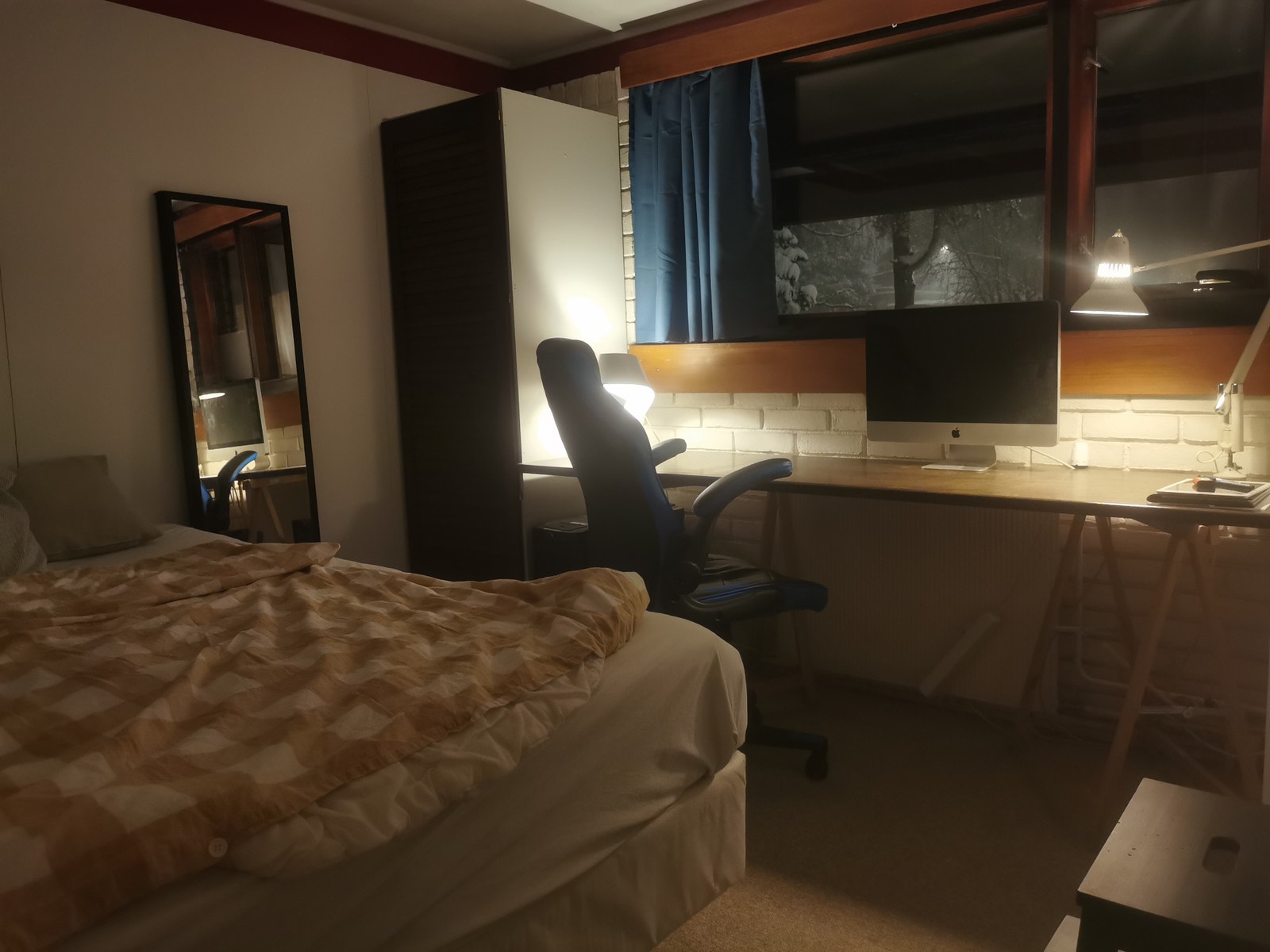 Soverom med arbeidsplass/hjemmekontor. Østvendt vindu mot innkjørselen. Galleribilde