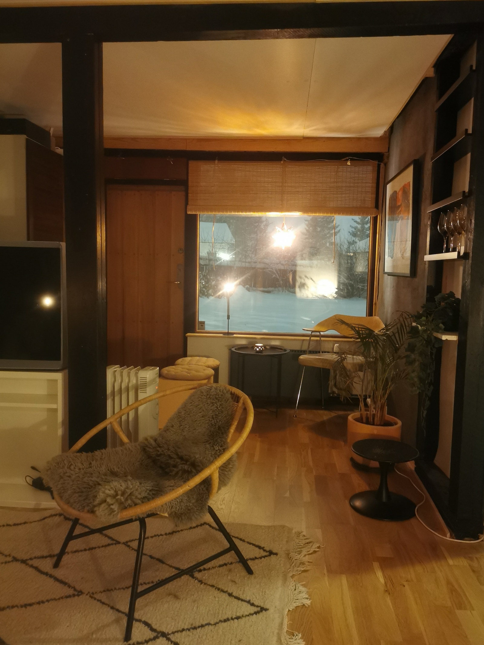 Mot inngangsdøren, her vist uten spisebord foran vinduet Galleribilde