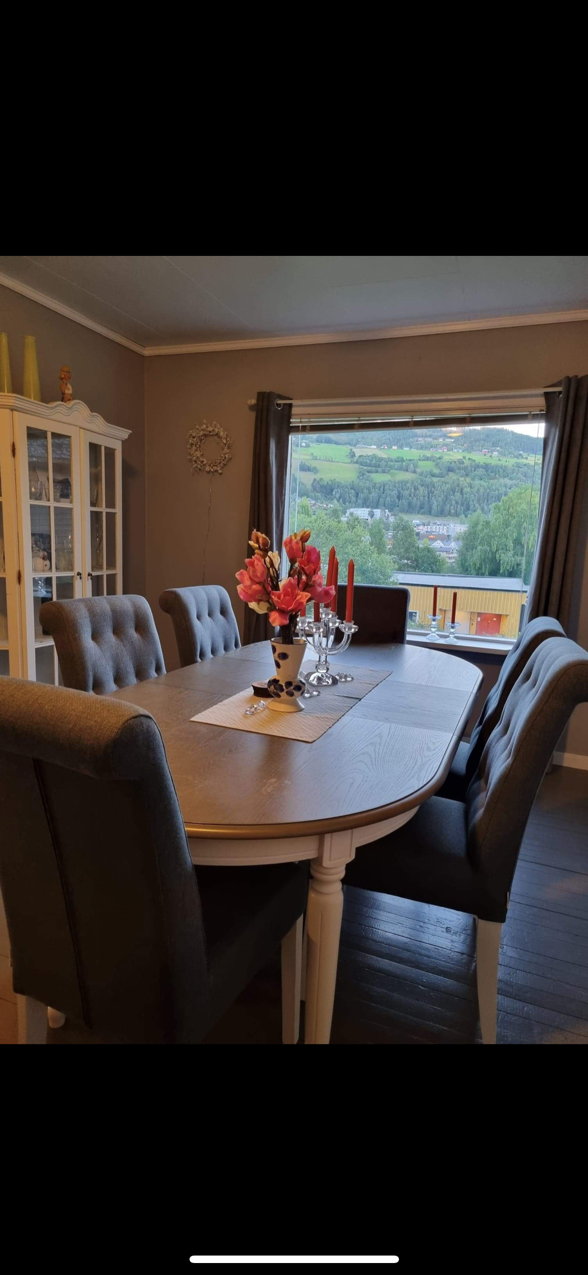 Spisestue med stort vindu mot Fagernes sentrum Galleribilde