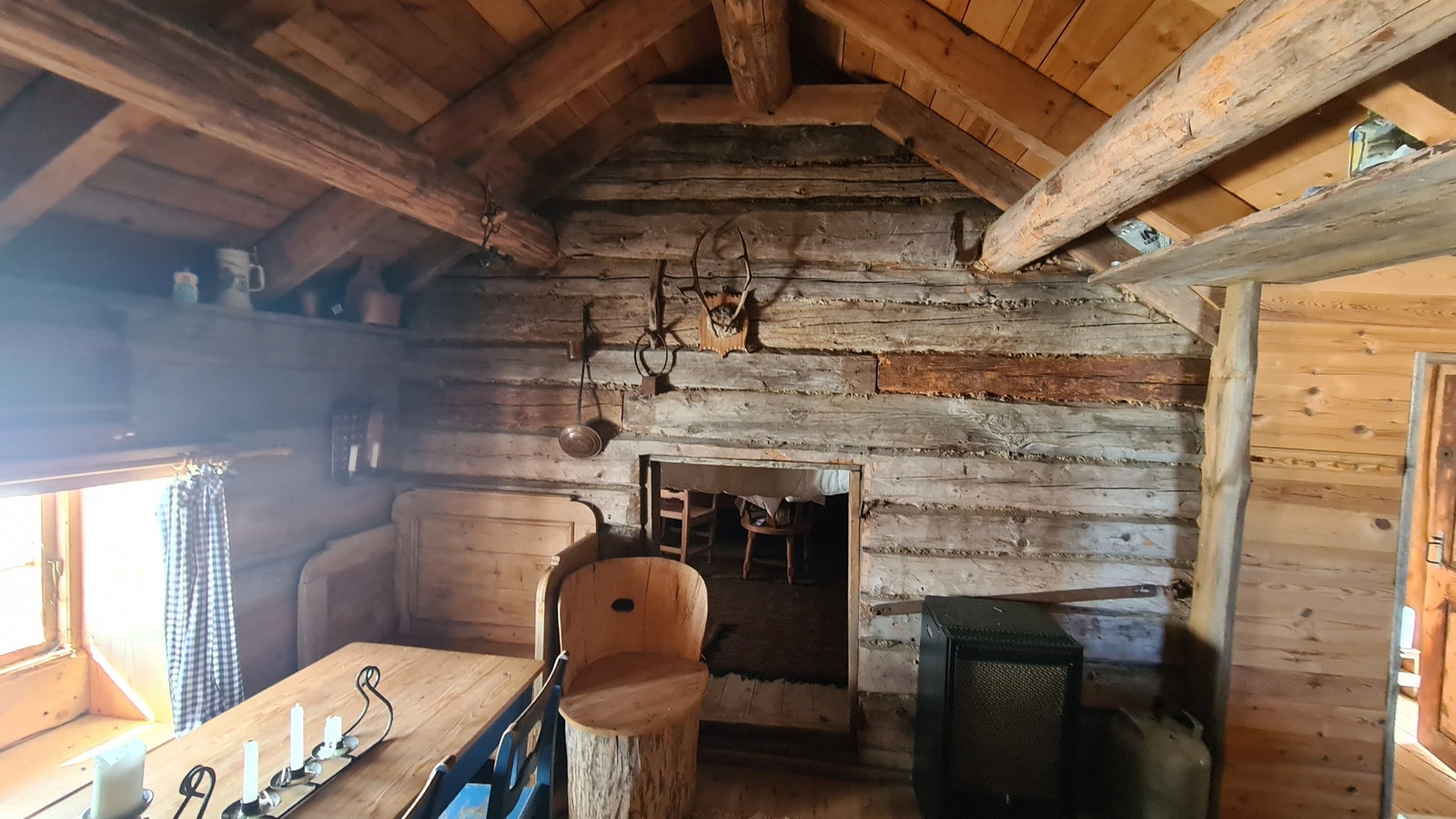 Støyl med dør inn til soverom Galleribilde