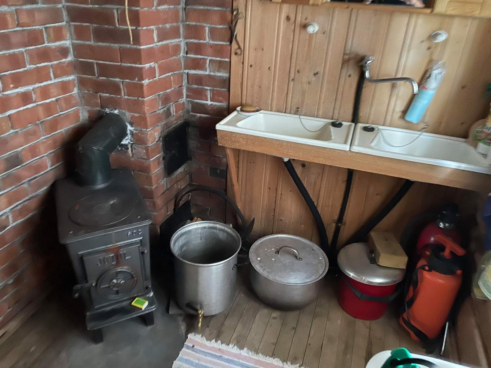 Bad hytte med vedovn Galleribilde