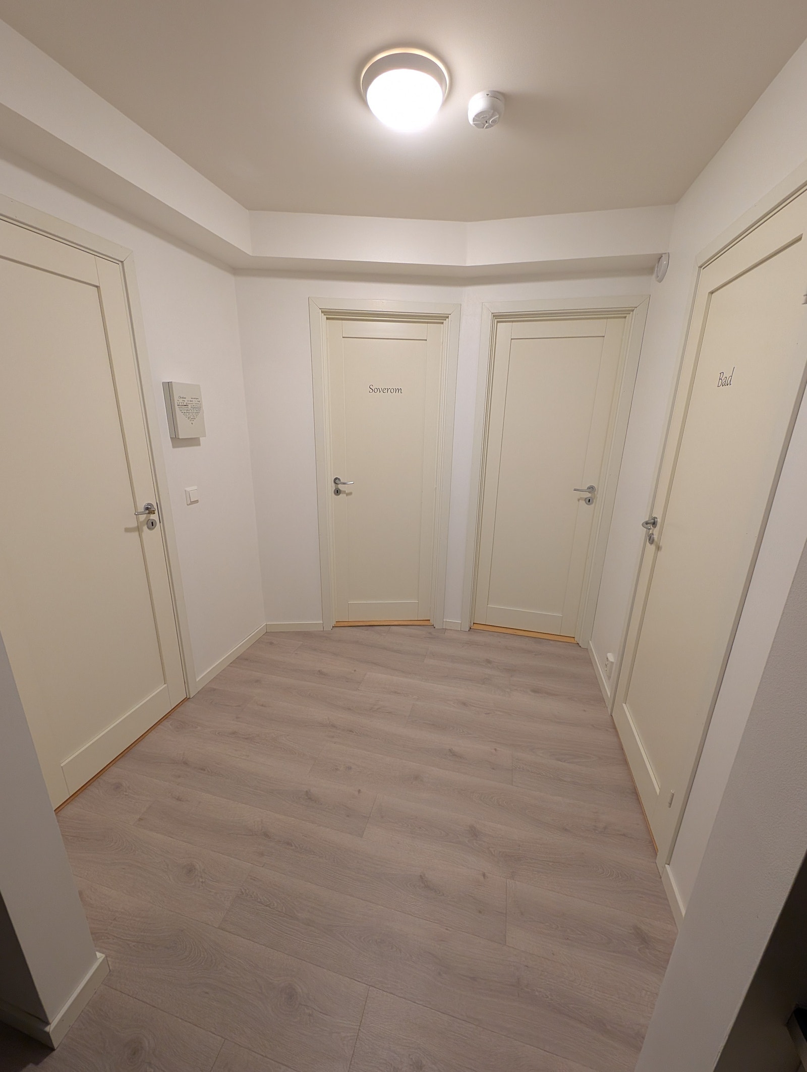 Dør 1: entré. Dør 2: sov 1. Dør 3: sov 2. Dør 4: bad. Galleribilde