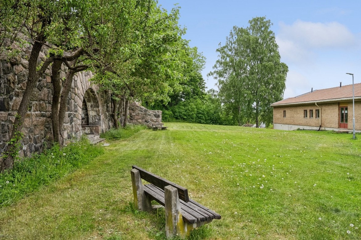 Sitteplass felles hage overside Galleribilde